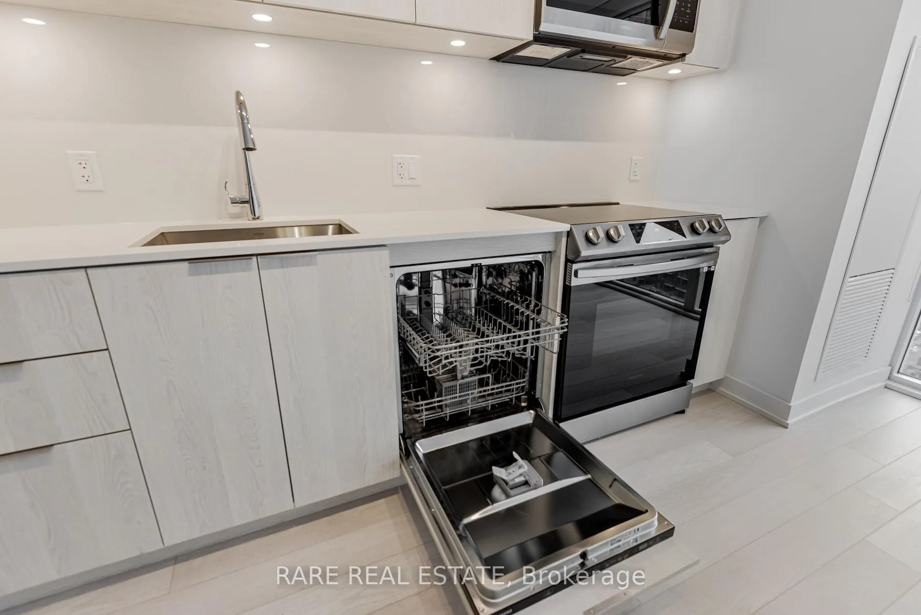 Photo 7 of Unit 2401, 357 King Street W, Toronto, Waterfront Communities — HOMEH