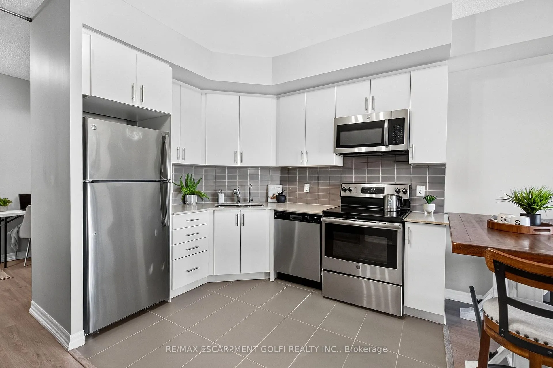 Photo 2 of Unit 505, 560 North Service Road, Grimsby, Grimsby Beach — HOMEH