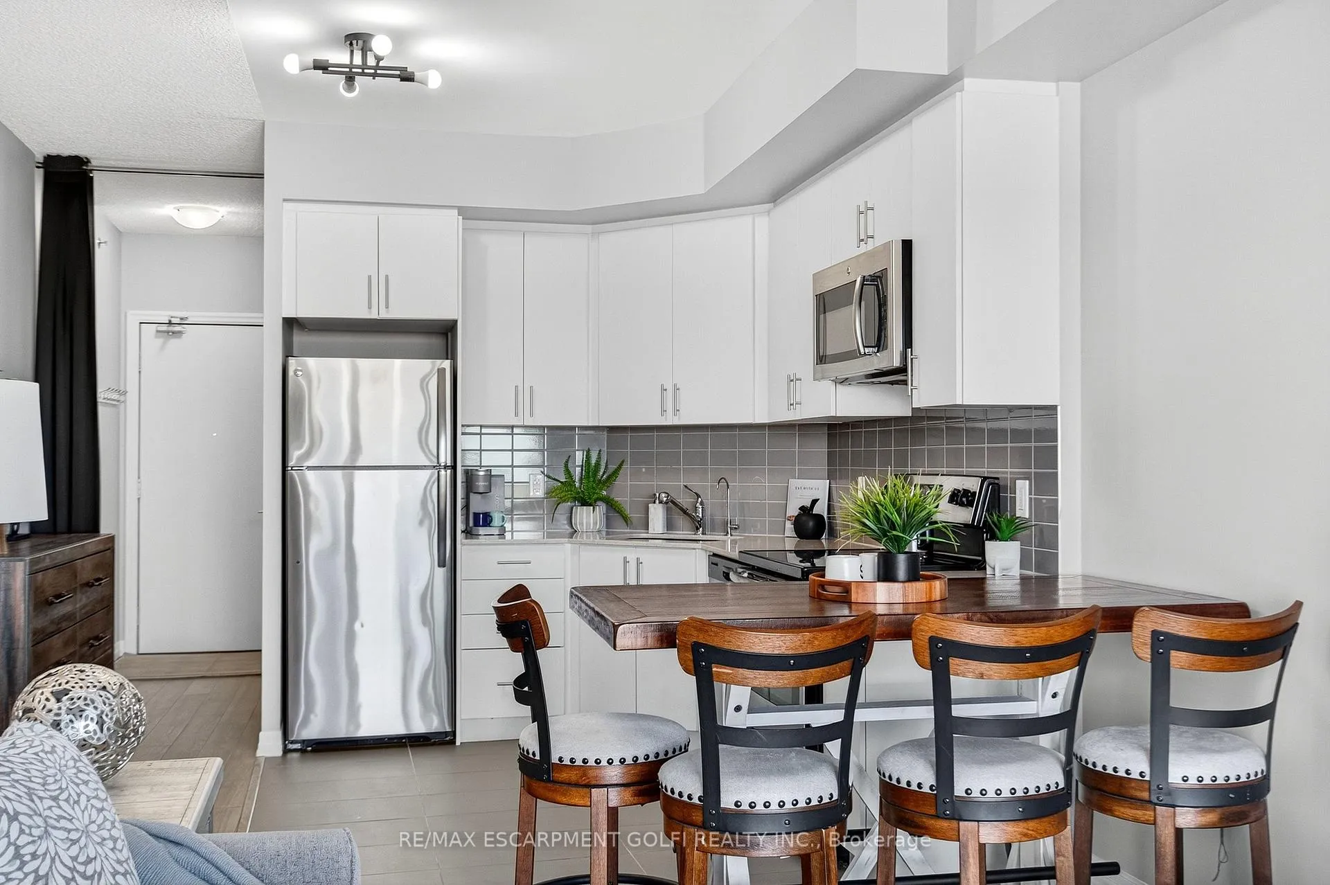 Photo 3 of Unit 505, 560 North Service Road, Grimsby, Grimsby Beach — HOMEH