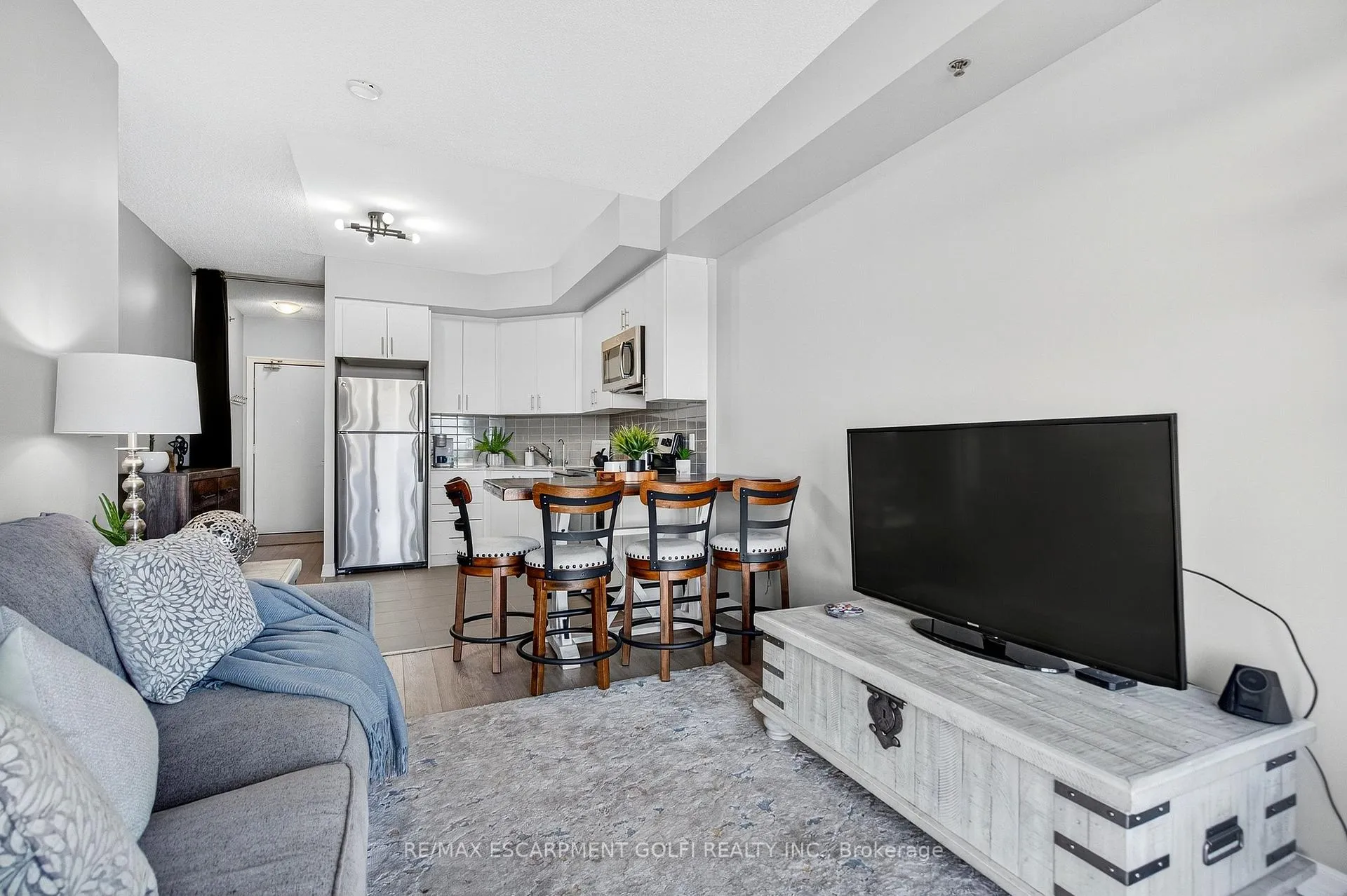 Photo 4 of Unit 505, 560 North Service Road, Grimsby, Grimsby Beach — HOMEH