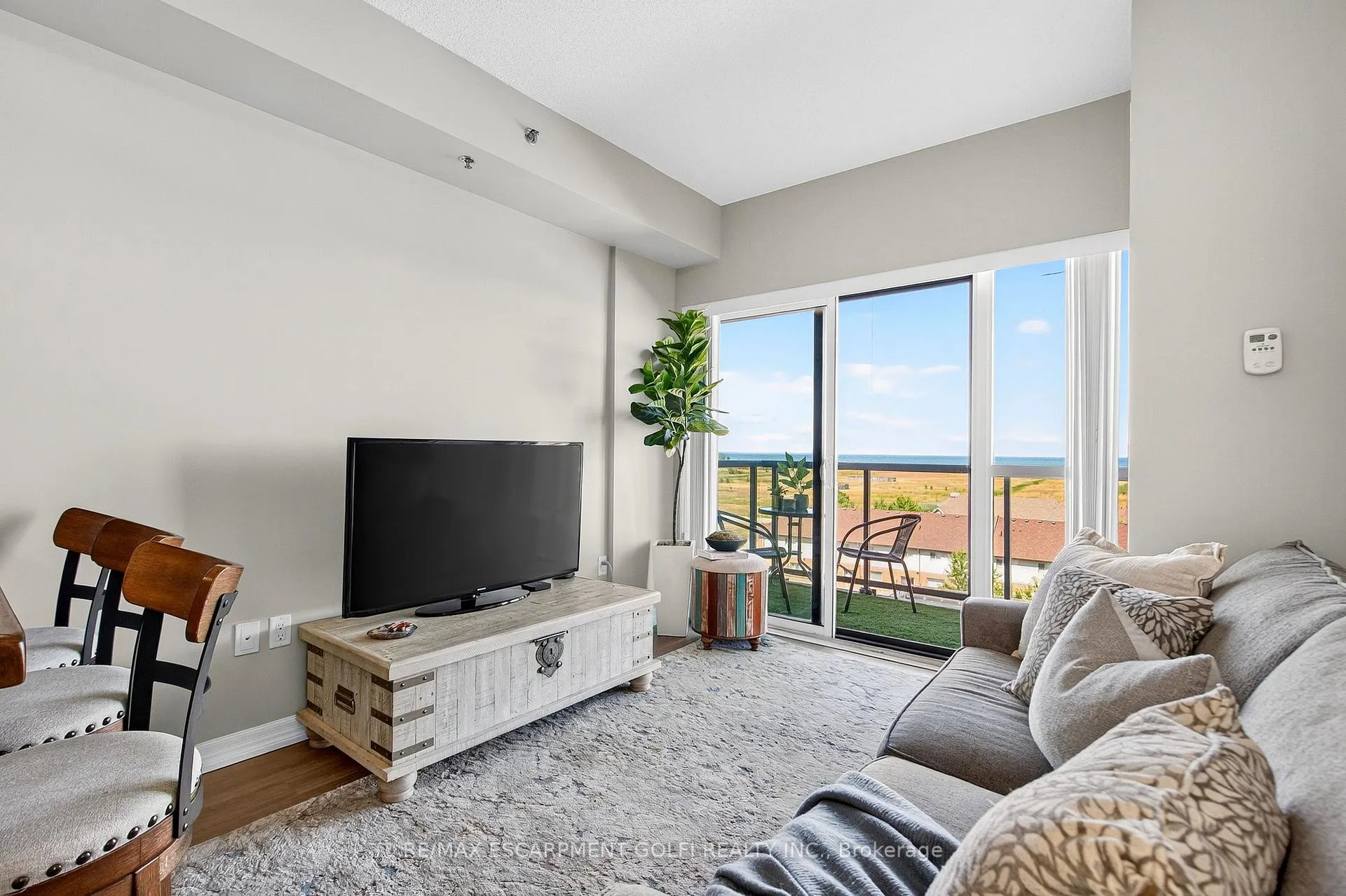 Photo 5 of Unit 505, 560 North Service Road, Grimsby, Grimsby Beach — HOMEH