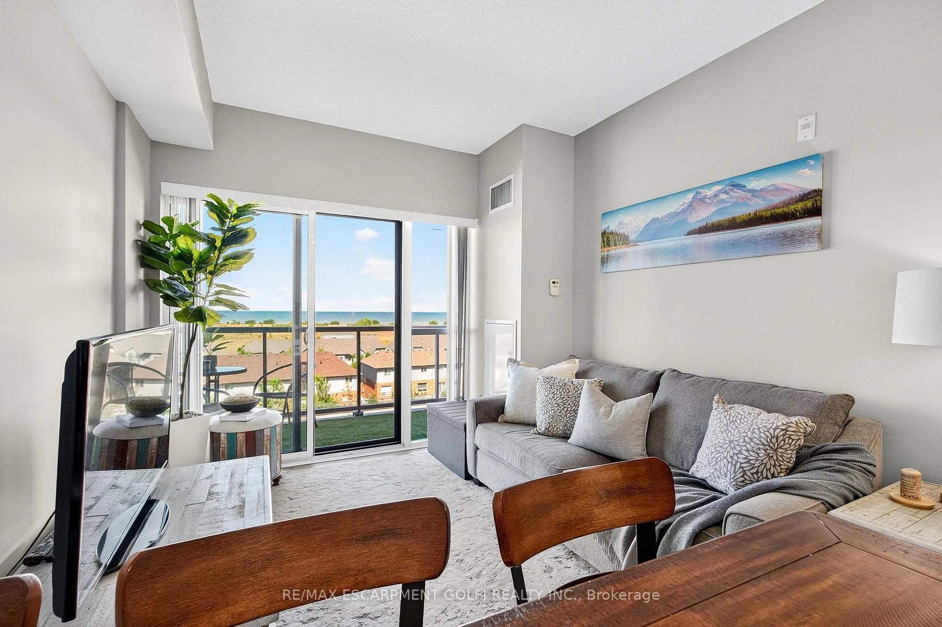 Photo 6 of Unit 505, 560 North Service Road, Grimsby, Grimsby Beach — HOMEH