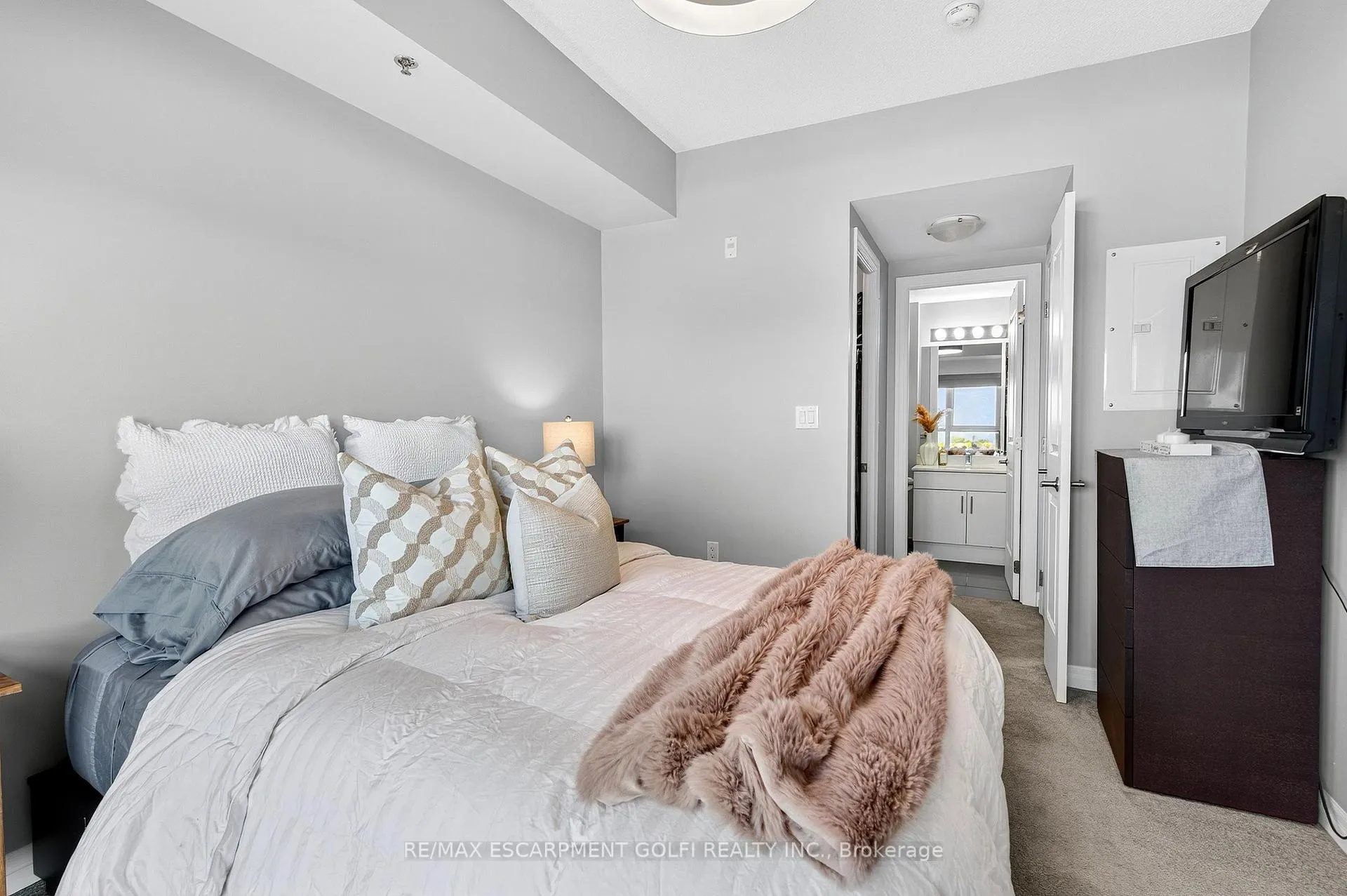 Photo 7 of Unit 505, 560 North Service Road, Grimsby, Grimsby Beach — HOMEH