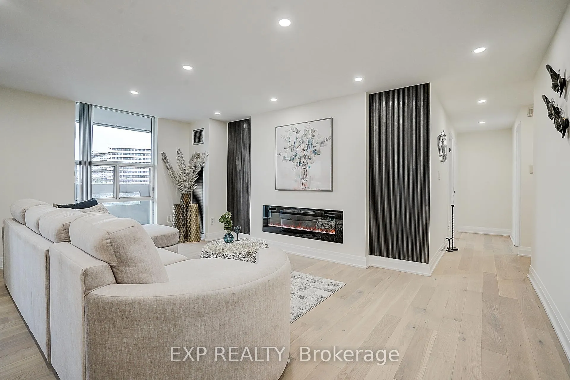 Photo 4 of Unit 703, 60 Inverlochy Boulevard, Markham, Royal Orchard — HOMEH