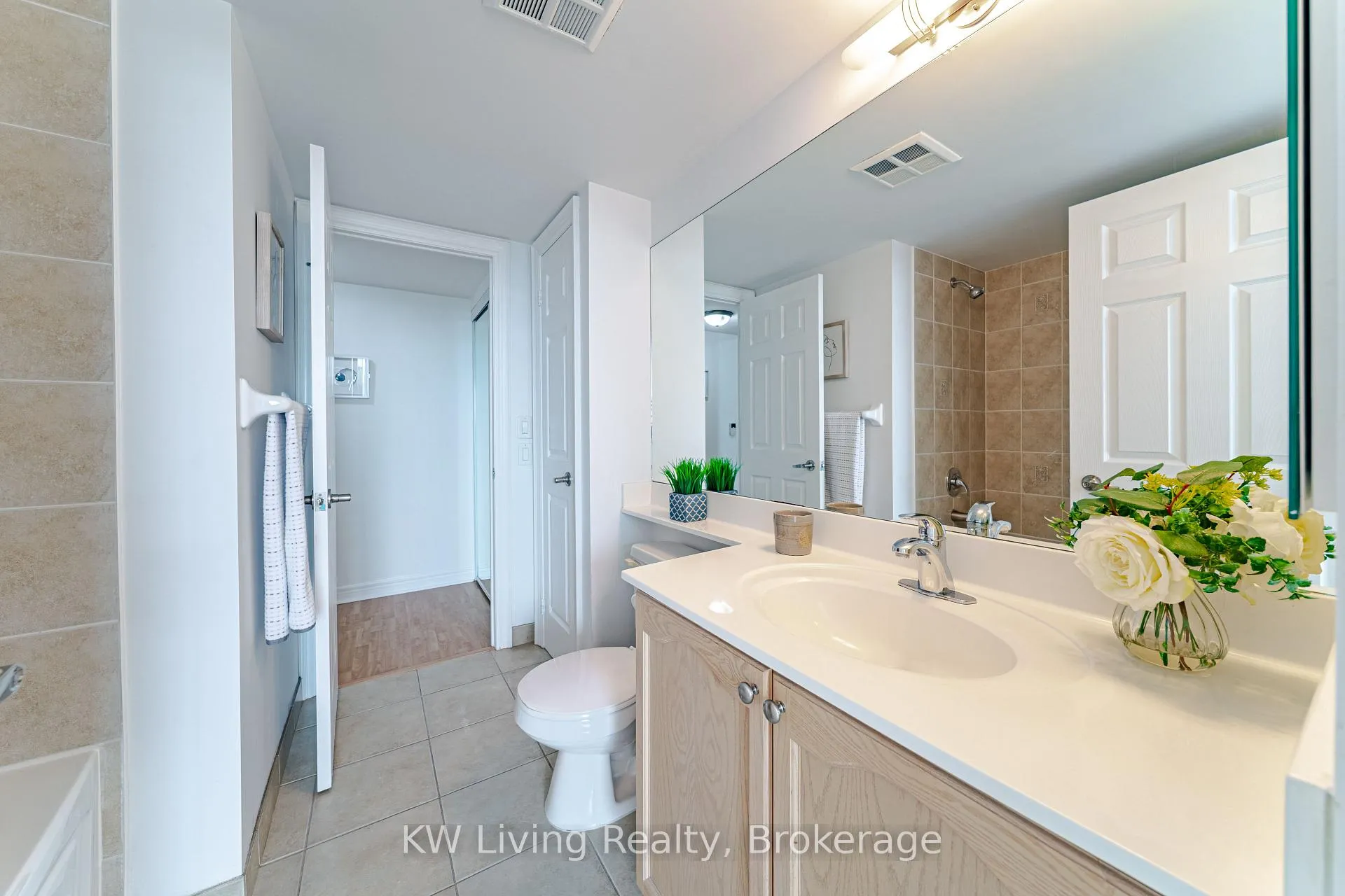 Photo 13 of Unit 727, 33 Cox Boulevard, Markham, Unionville — HOMEH