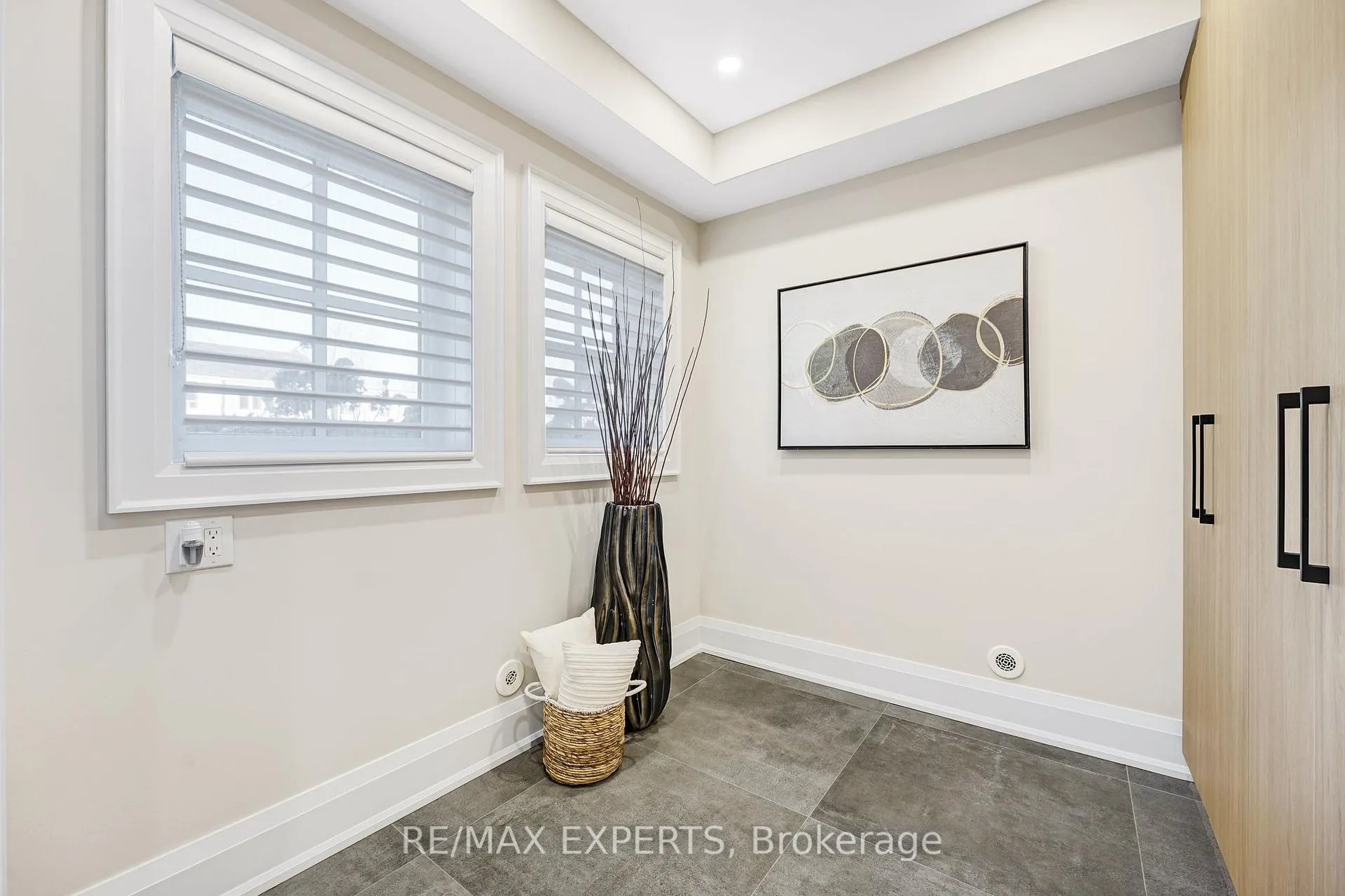 Photo 5 of 8335 Kipling Avenue, Vaughan, West Woodbridge — HOMEH