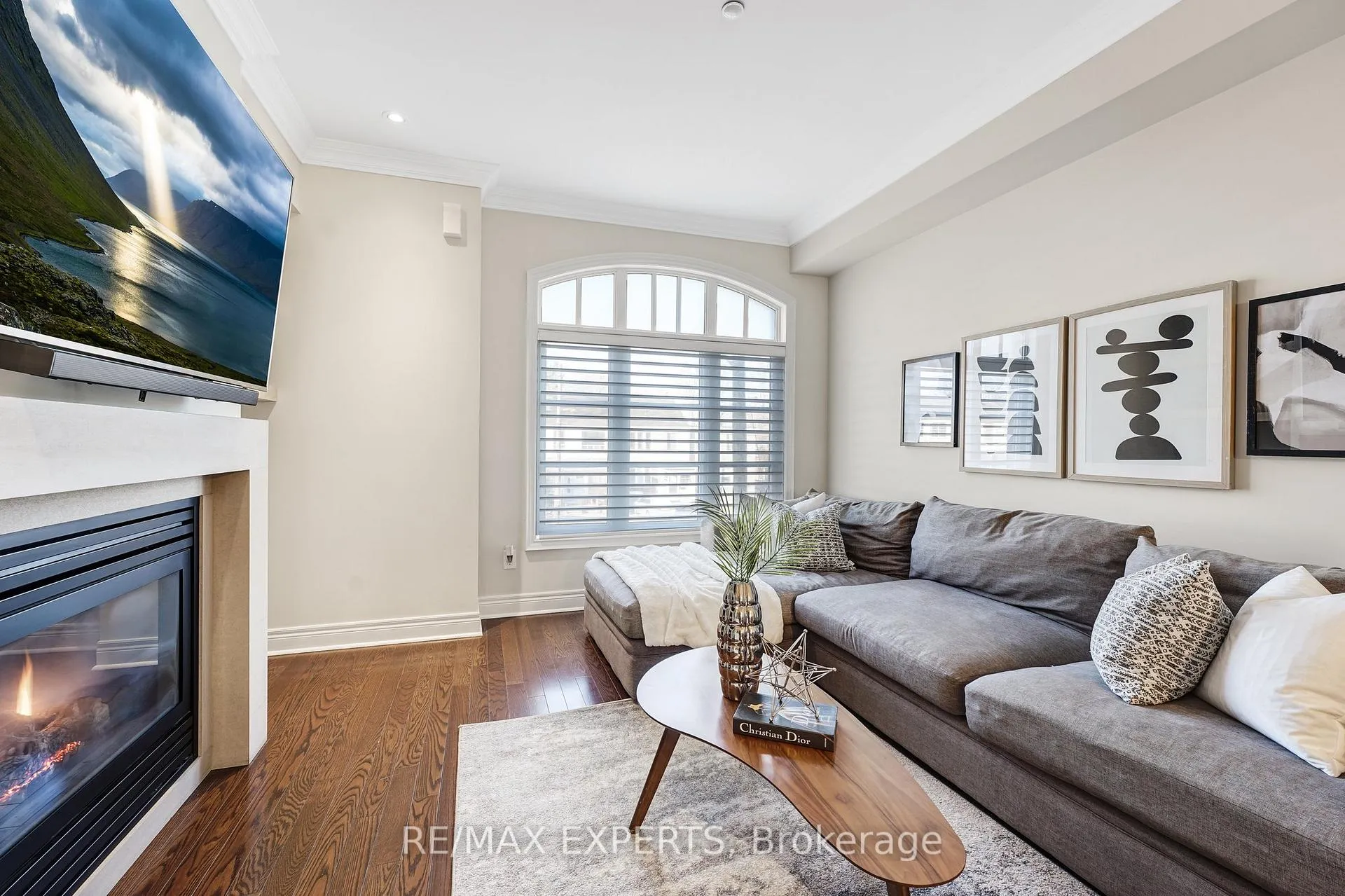 Photo 10 of 8335 Kipling Avenue, Vaughan, West Woodbridge — HOMEH