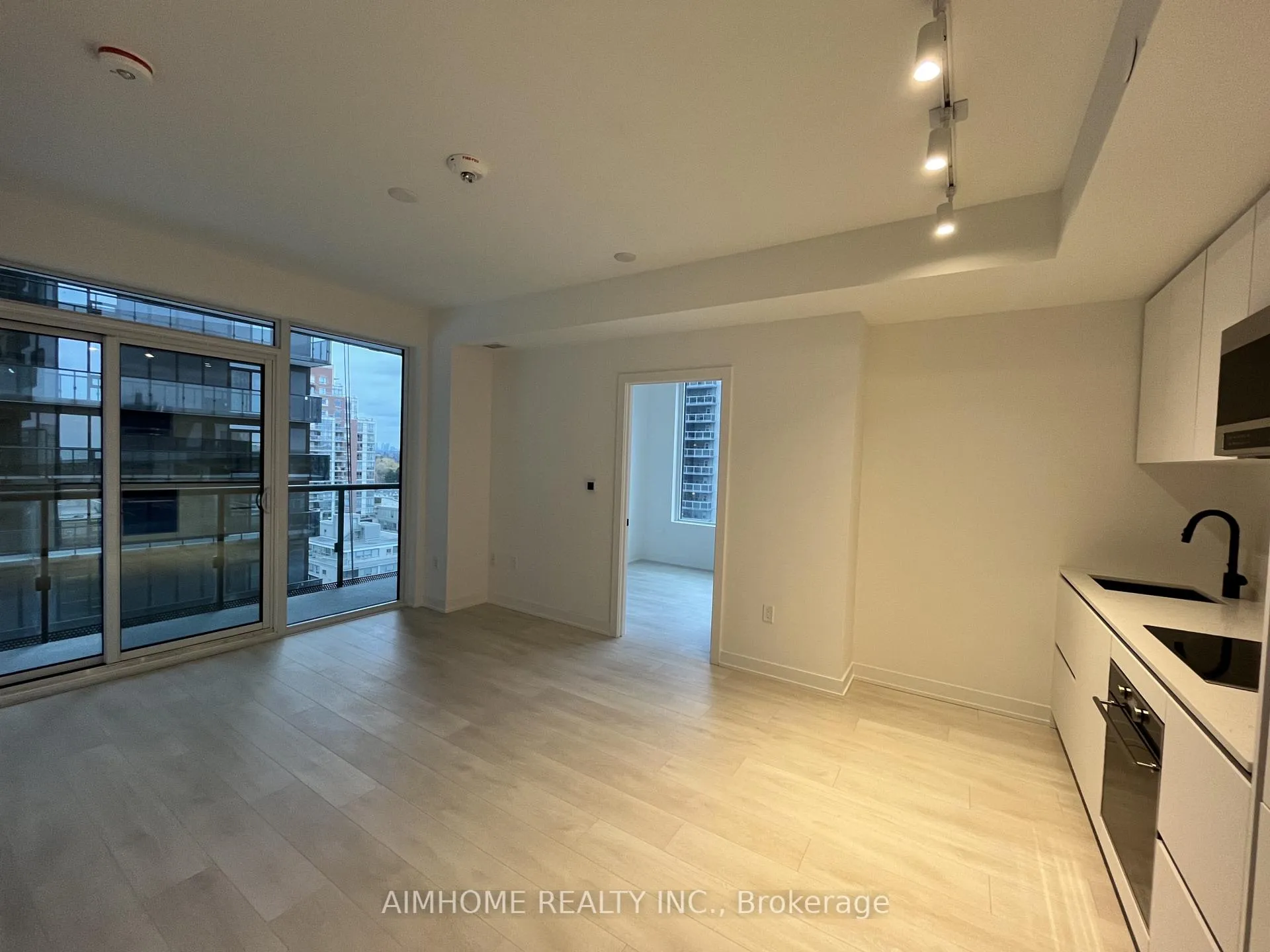 Photo 4 of Unit 1109S, 127 Broadway Avenue, Toronto, Mount Pleasant West — HOMEH