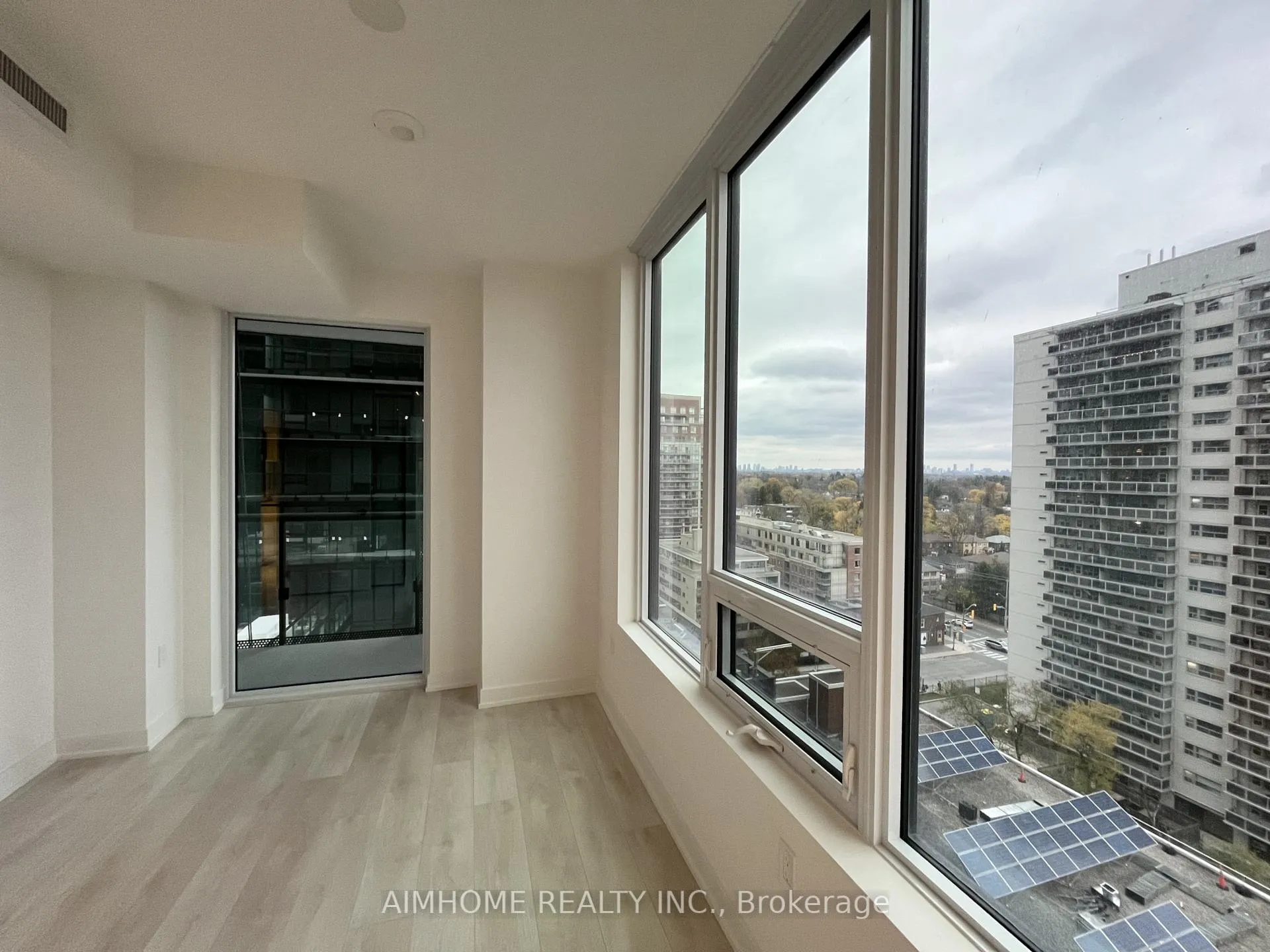 Photo 5 of Unit 1109S, 127 Broadway Avenue, Toronto, Mount Pleasant West — HOMEH
