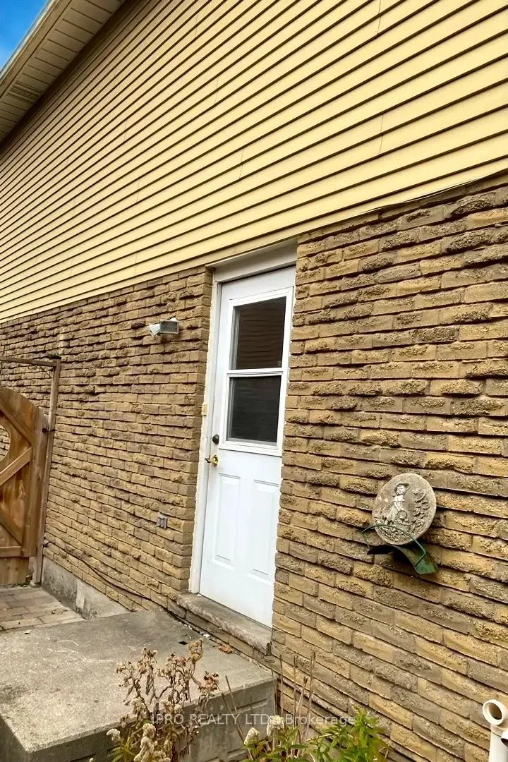 Photo 21 of 584 Dorchester Drive N, Oshawa, Vanier — HOMEH