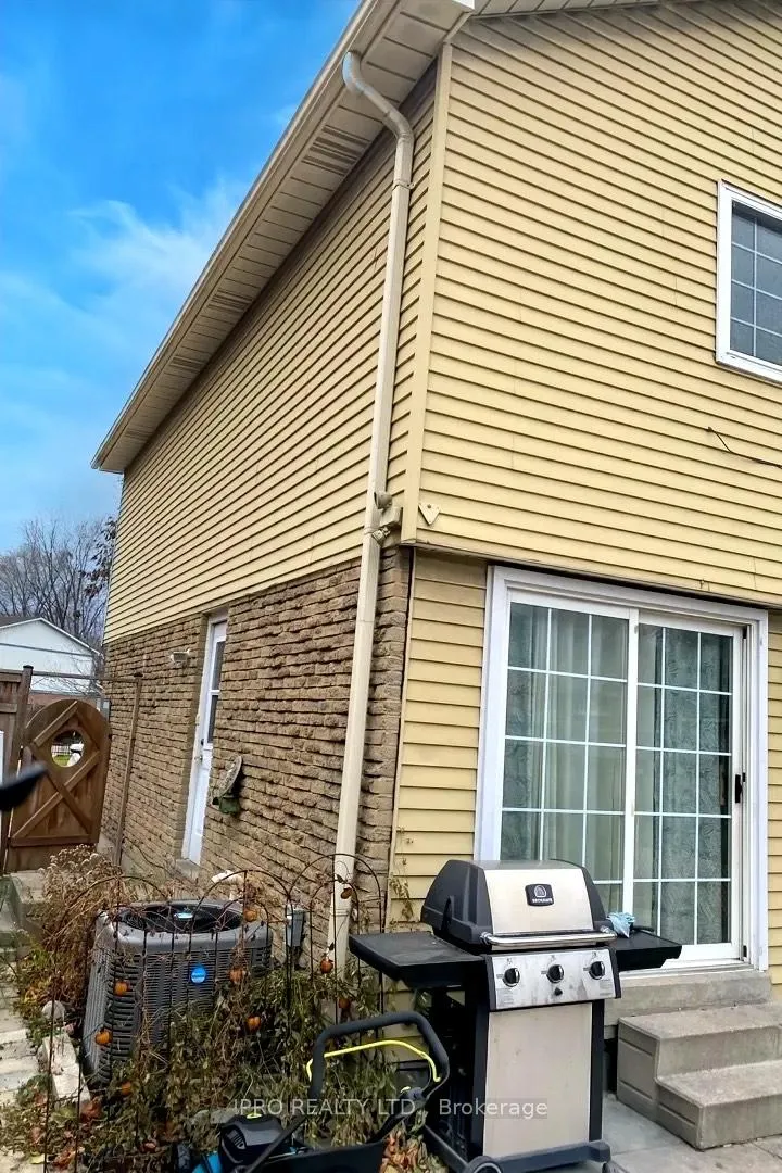 Photo 22 of 584 Dorchester Drive N, Oshawa, Vanier — HOMEH