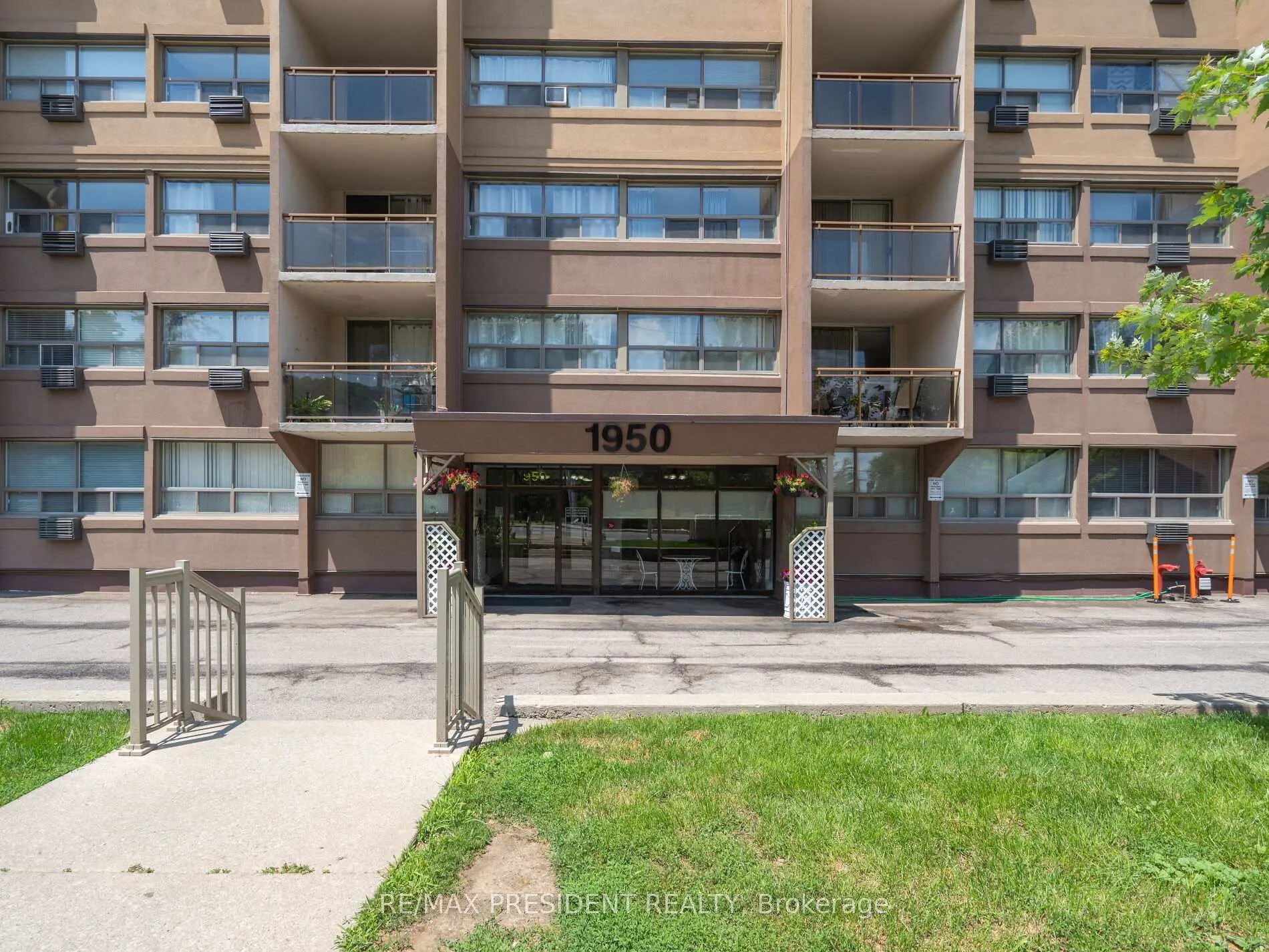 Front of Unit 701, 1950 Main Street West