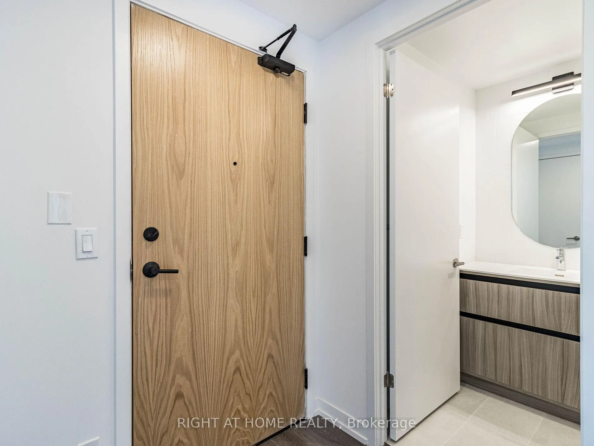 Photo 2 of Unit 203, 7950 bathurst Street, Vaughan, Beverley Glen — HOMEH