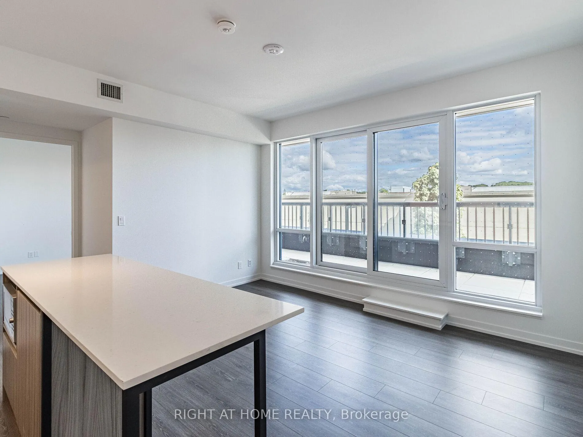 Photo 4 of Unit 203, 7950 bathurst Street, Vaughan, Beverley Glen — HOMEH