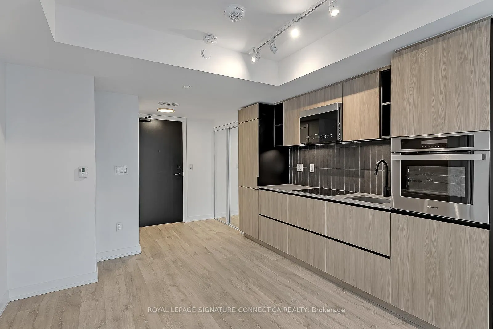 Photo 8 of Unit 504, 2 Augusta Avenue, Toronto, Waterfront Communities — HOMEH