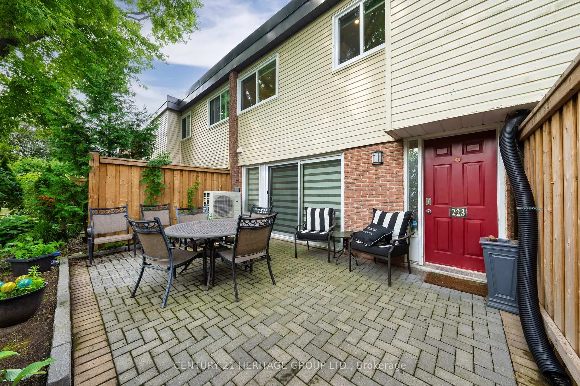 Photo 5 of 223 Milestone Crescent, Aurora, Aurora Village — HOMEH