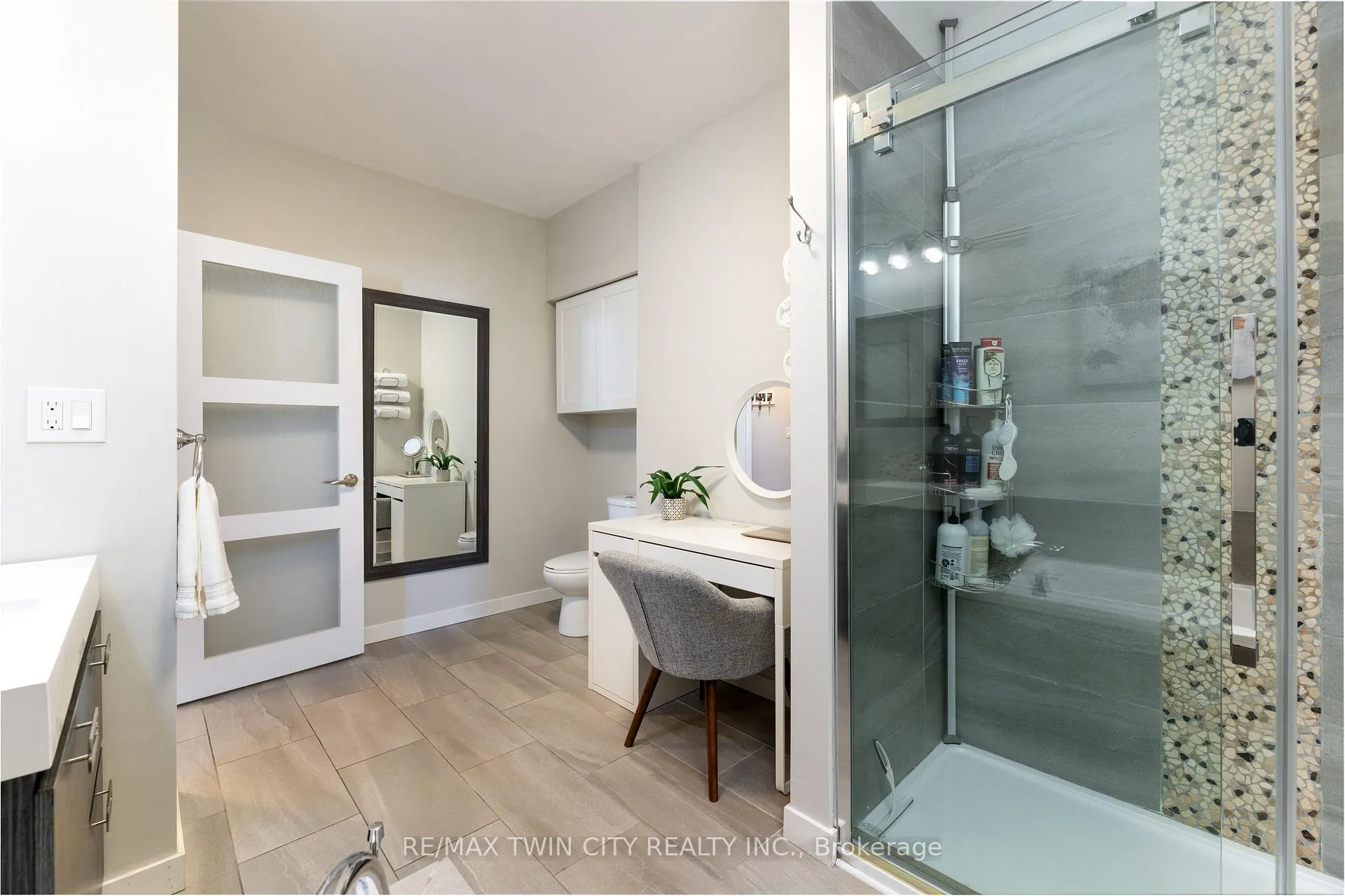 Photo 17 of 608 Upper James Street, Hamilton, Southam — HOMEH