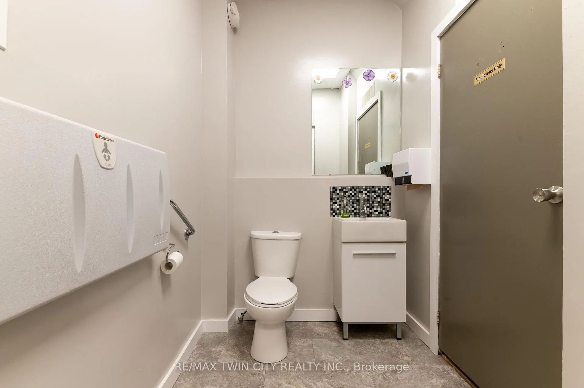 Photo 23 of 608 Upper James Street, Hamilton, Southam — HOMEH