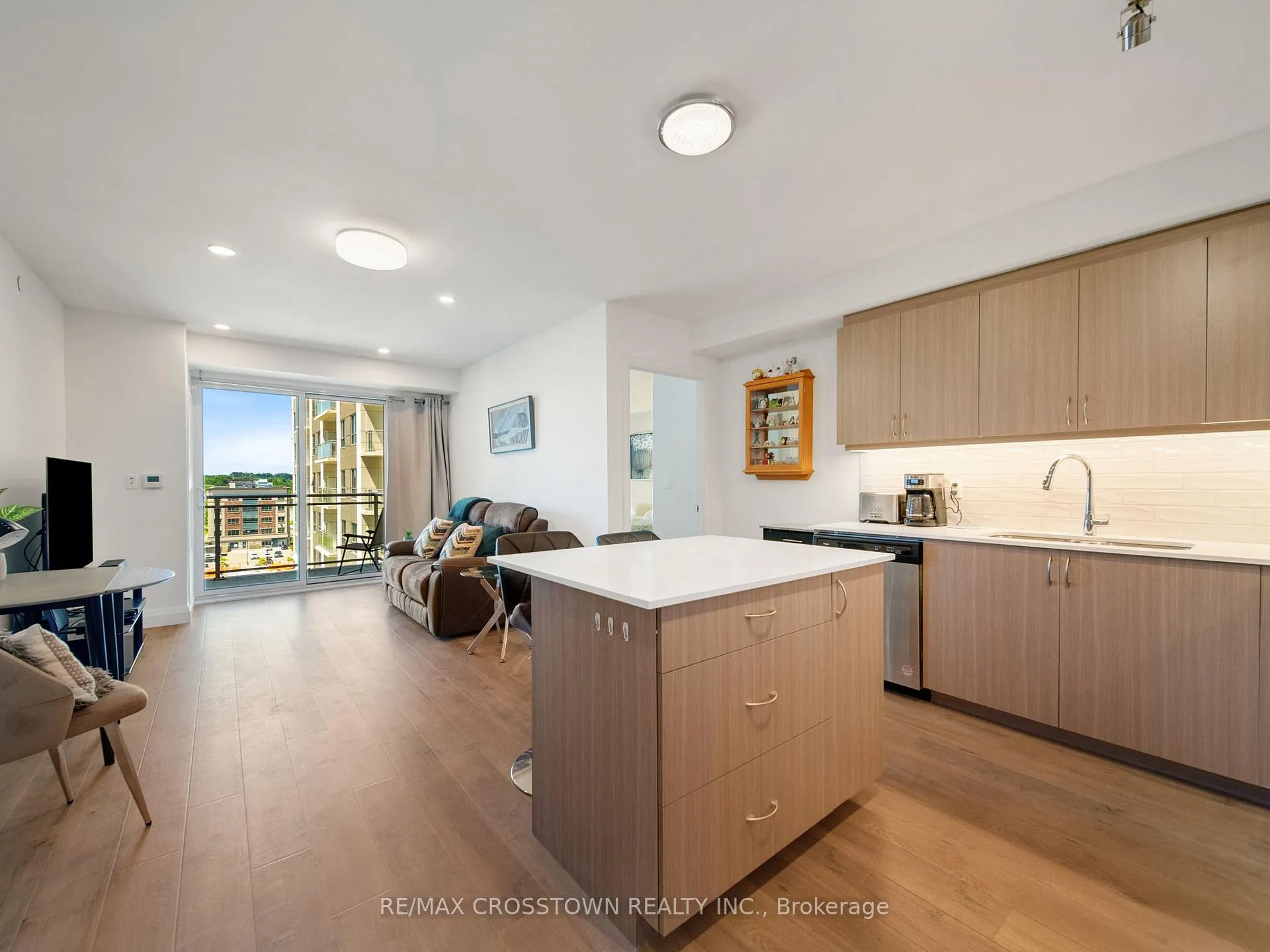 Photo 7 of Unit 702, 58 Lakeside Terrace, Barrie, Little Lake — HOMEH
