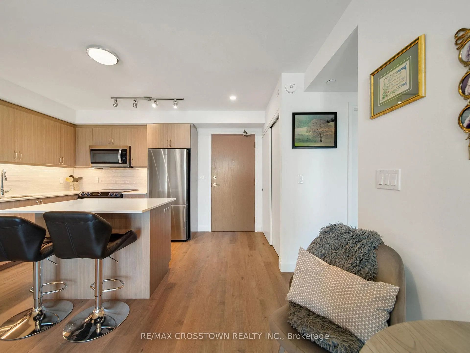 Photo 8 of Unit 702, 58 Lakeside Terrace, Barrie, Little Lake — HOMEH