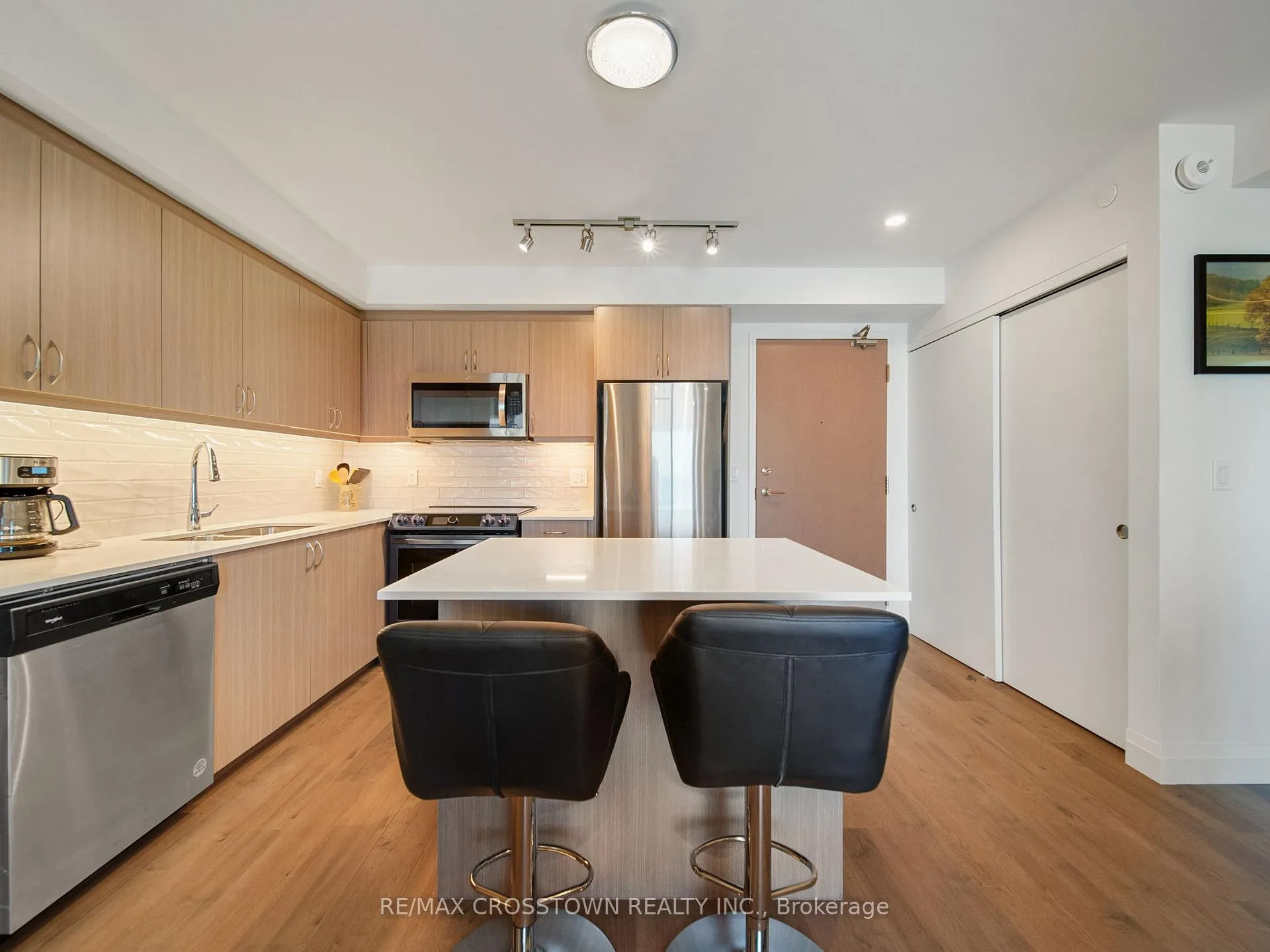 Photo 9 of Unit 702, 58 Lakeside Terrace, Barrie, Little Lake — HOMEH