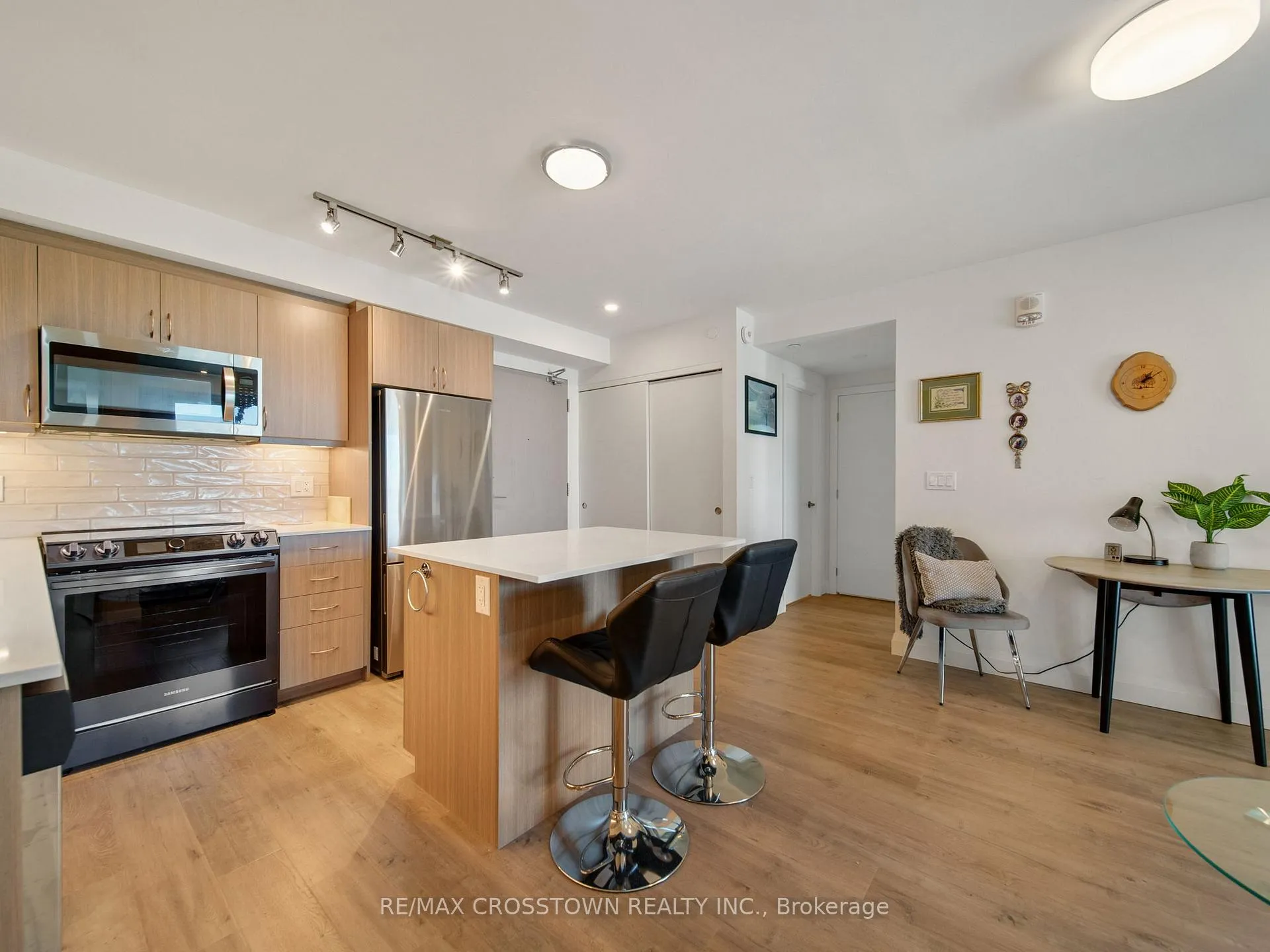 Photo 10 of Unit 702, 58 Lakeside Terrace, Barrie, Little Lake — HOMEH