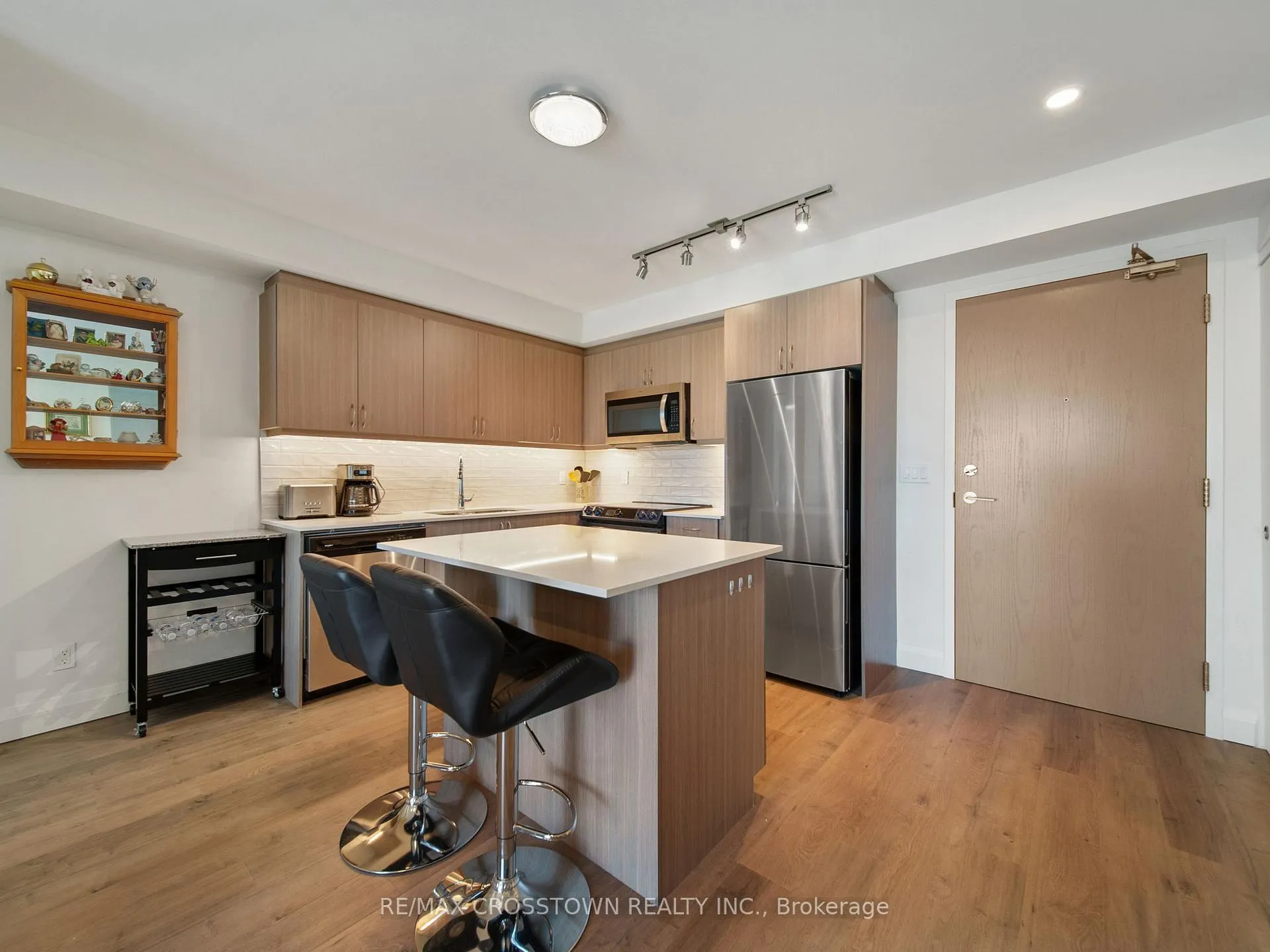Photo 11 of Unit 702, 58 Lakeside Terrace, Barrie, Little Lake — HOMEH