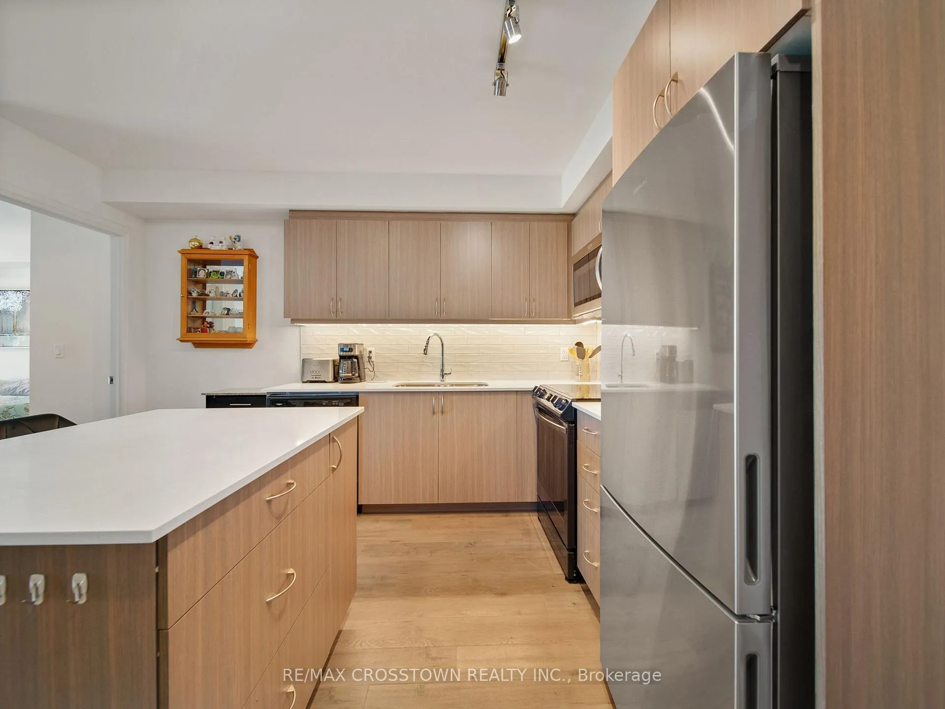 Photo 12 of Unit 702, 58 Lakeside Terrace, Barrie, Little Lake — HOMEH
