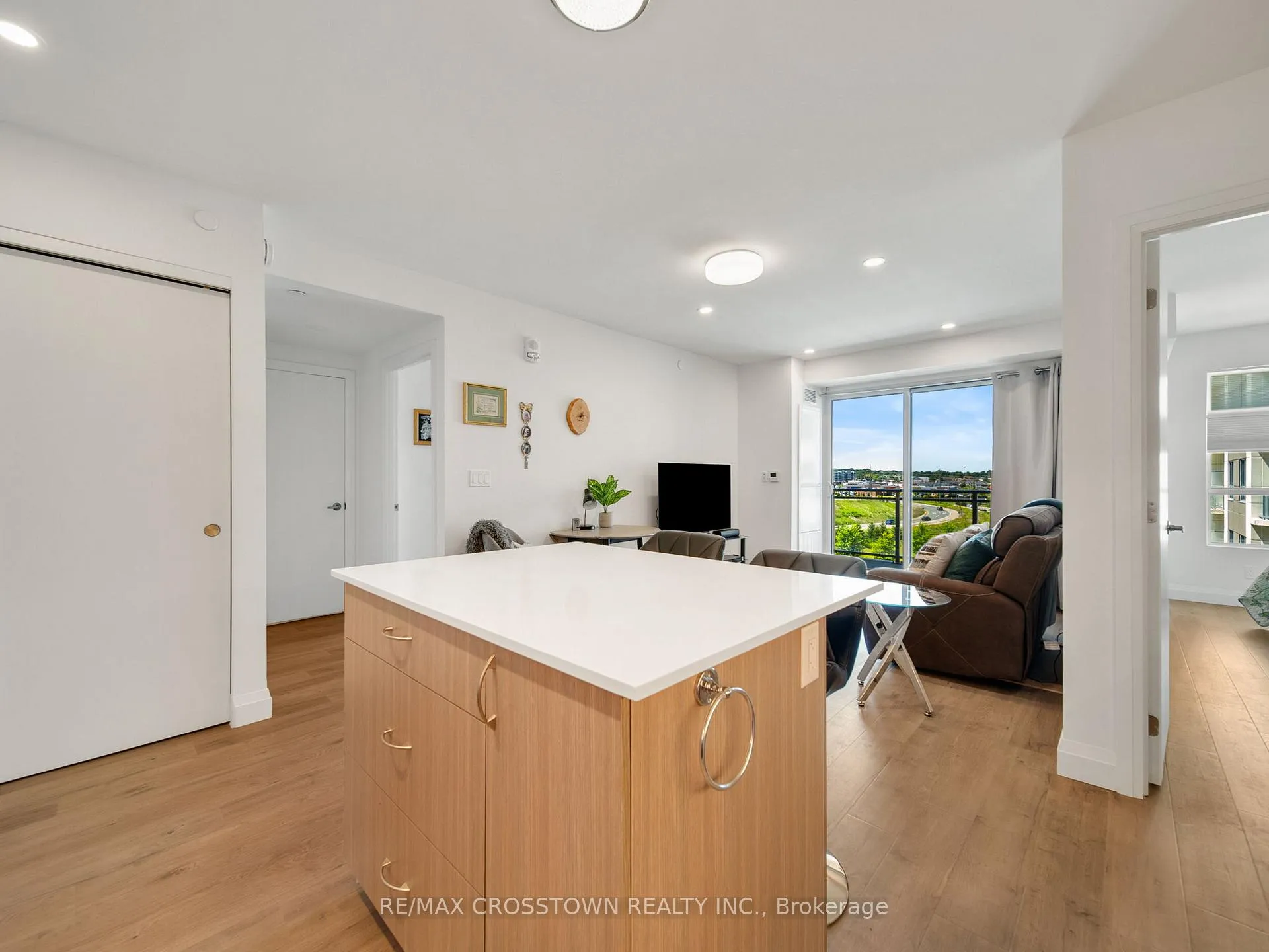 Photo 13 of Unit 702, 58 Lakeside Terrace, Barrie, Little Lake — HOMEH