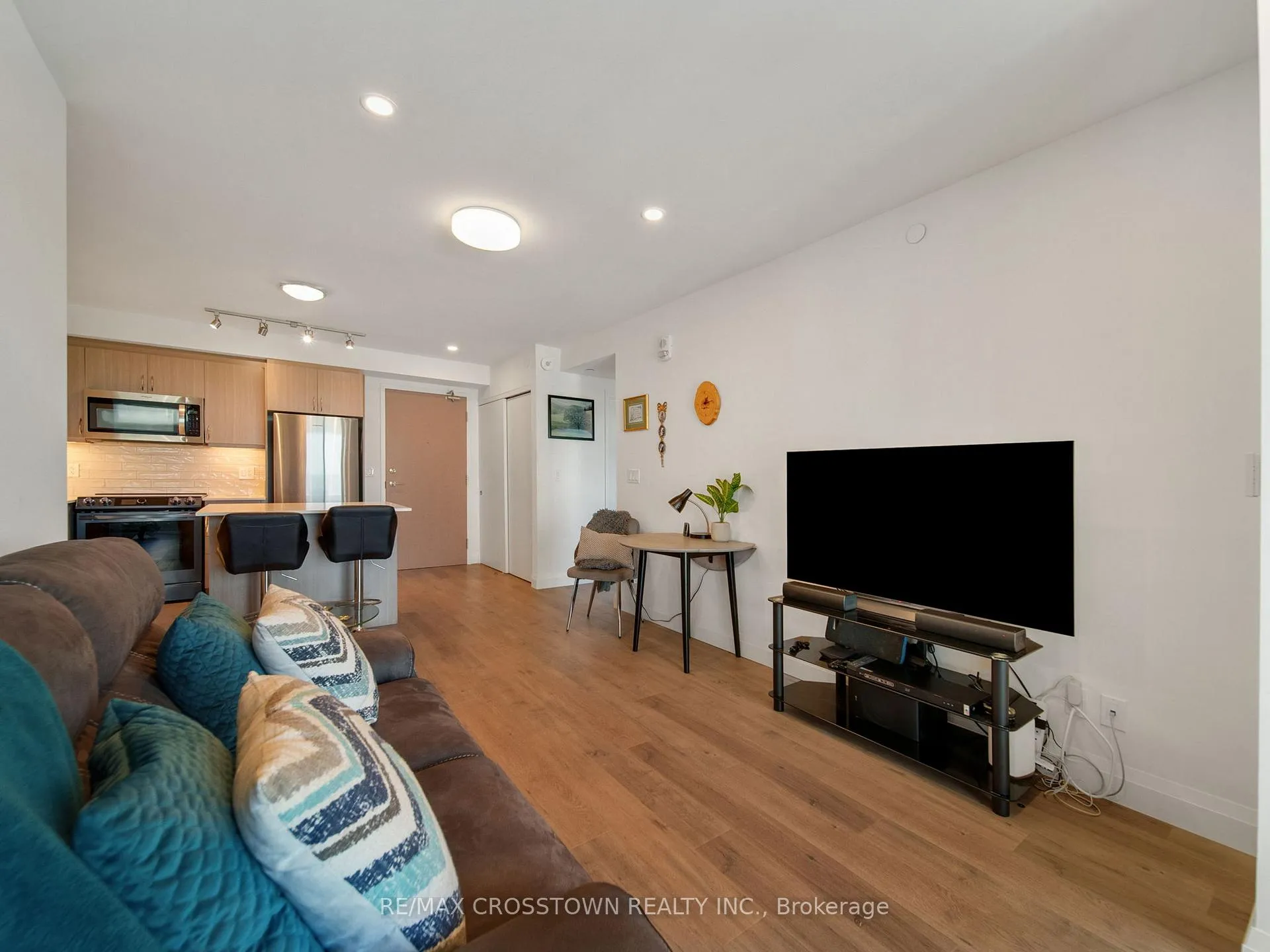 Photo 14 of Unit 702, 58 Lakeside Terrace, Barrie, Little Lake — HOMEH