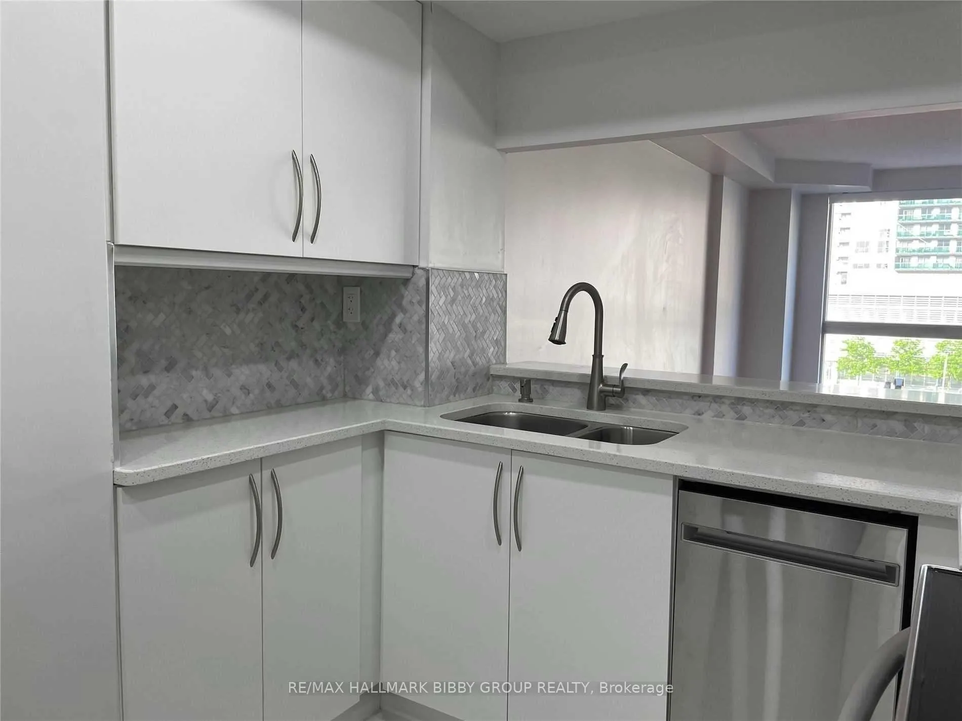 Photo 6 of Unit 412, 7 Broadway Avenue, Toronto, Mount Pleasant West — HOMEH