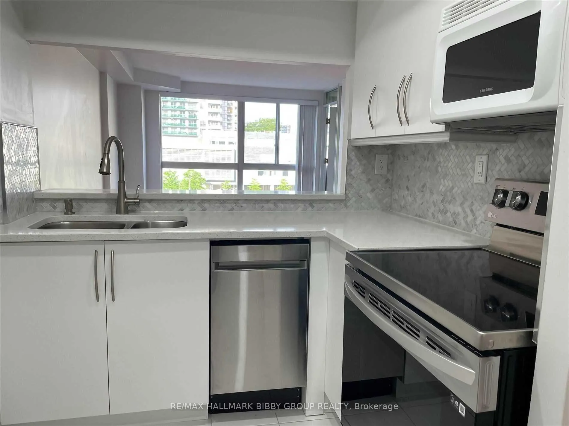 Photo 7 of Unit 412, 7 Broadway Avenue, Toronto, Mount Pleasant West — HOMEH