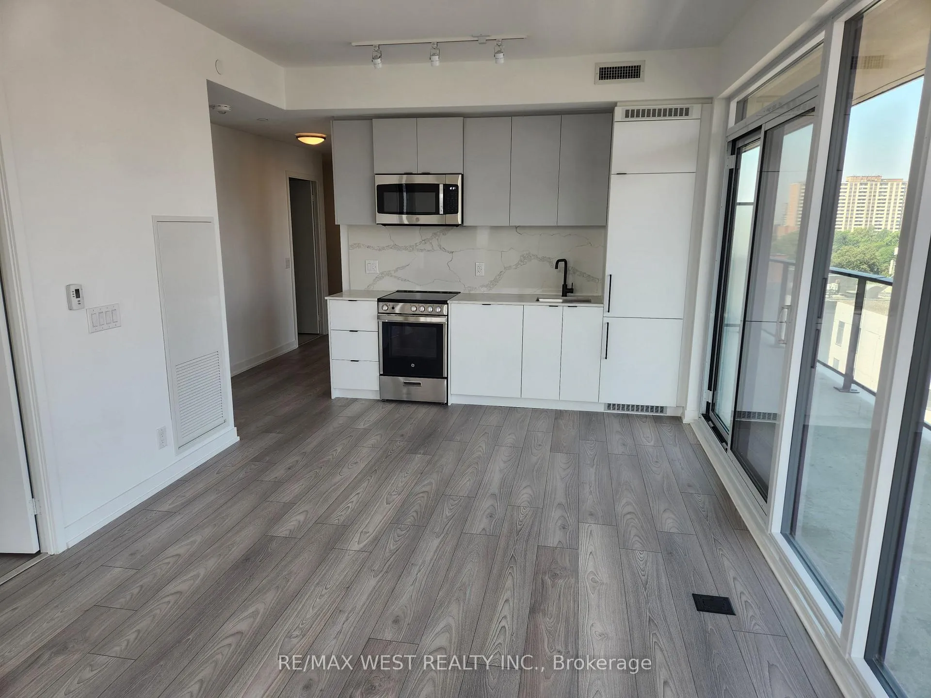 Photo 4 of Unit 807, 285 Dufferin Street, Toronto, South Parkdale — HOMEH