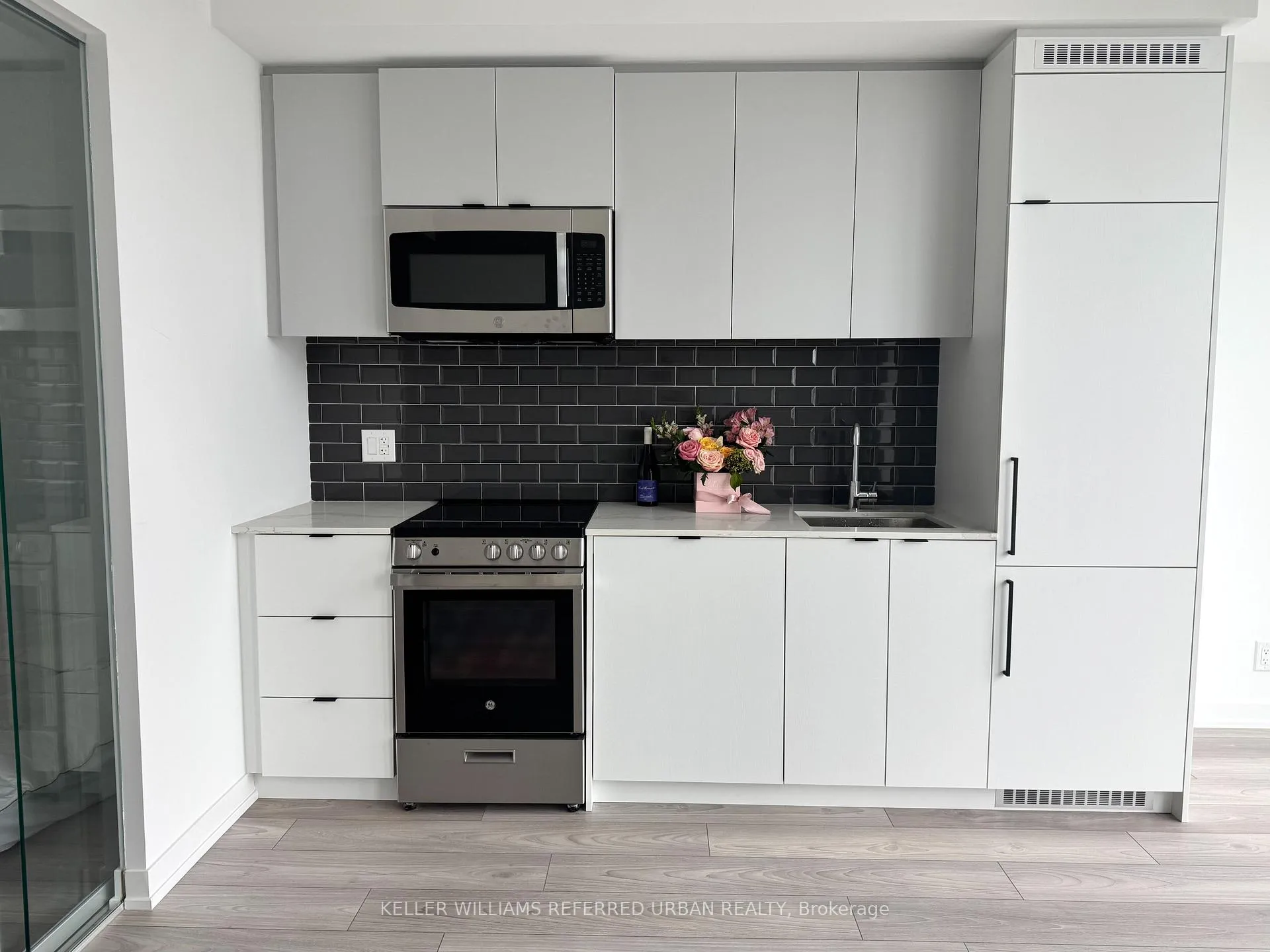 Front of Unit 727, 285 Dufferin Street