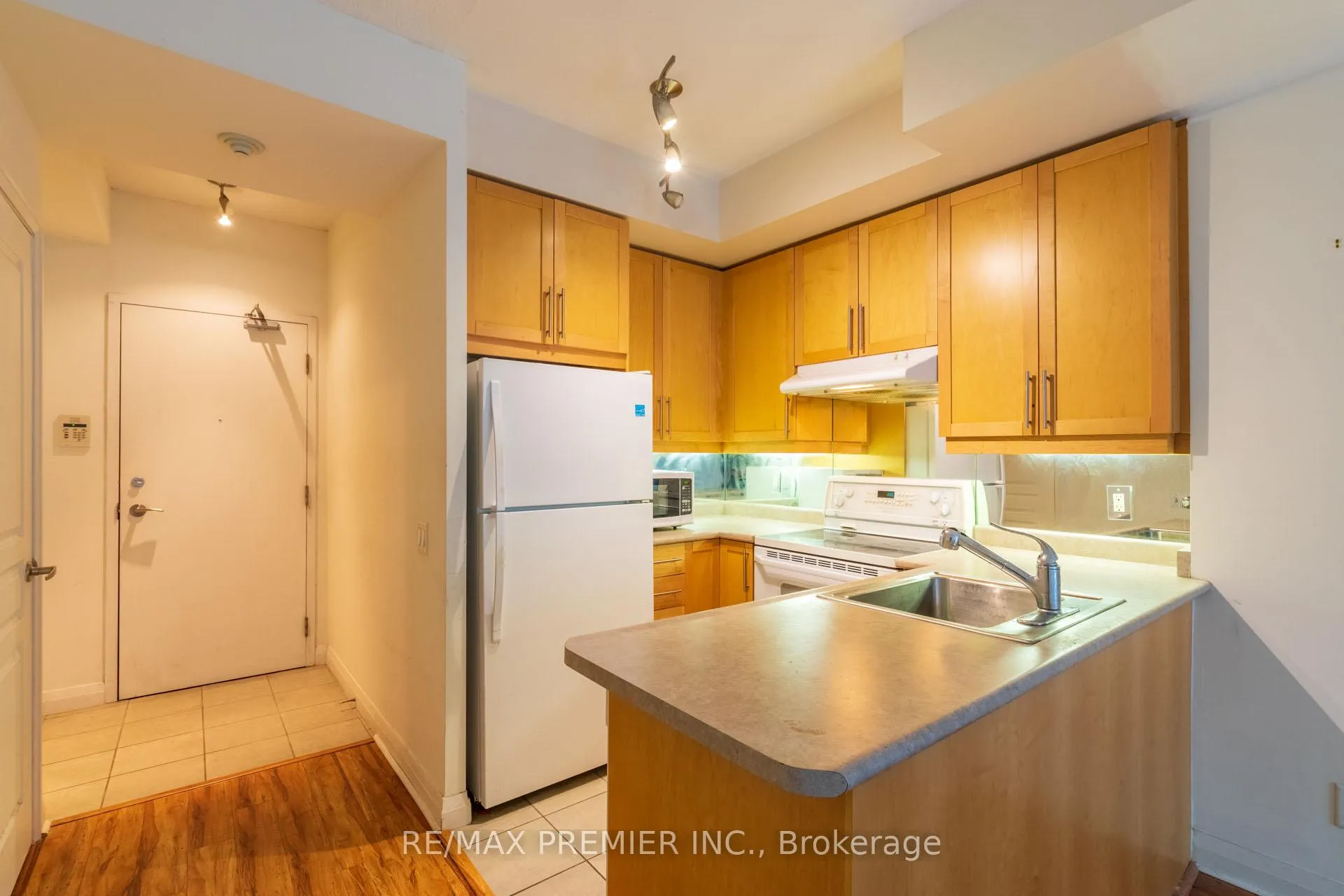Photo 2 of Unit 402, 1121 Bay Street, Toronto, Bay Street Corridor — HOMEH