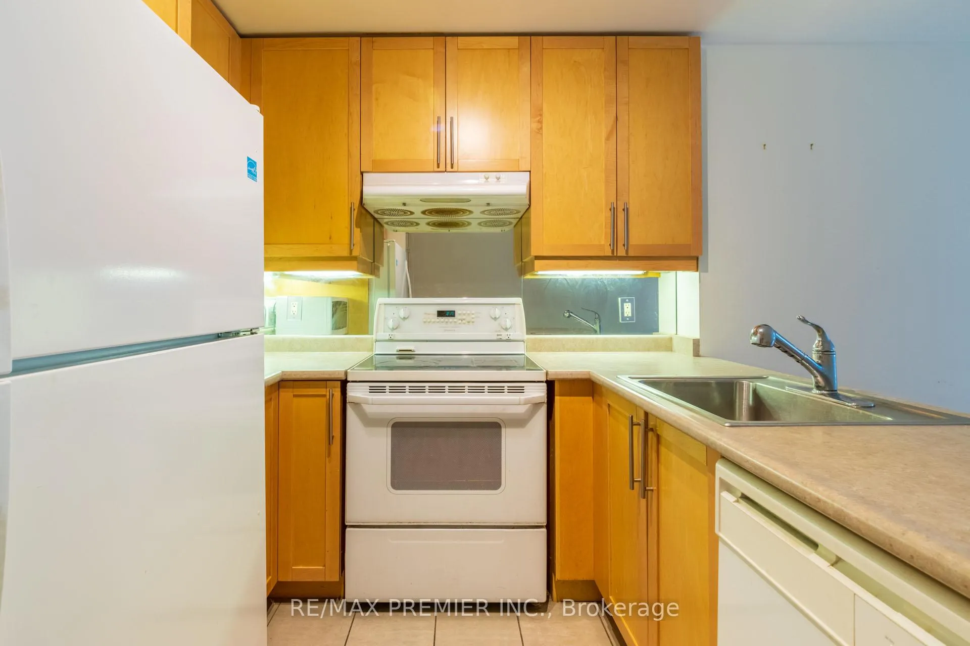 Photo 4 of Unit 402, 1121 Bay Street, Toronto, Bay Street Corridor — HOMEH