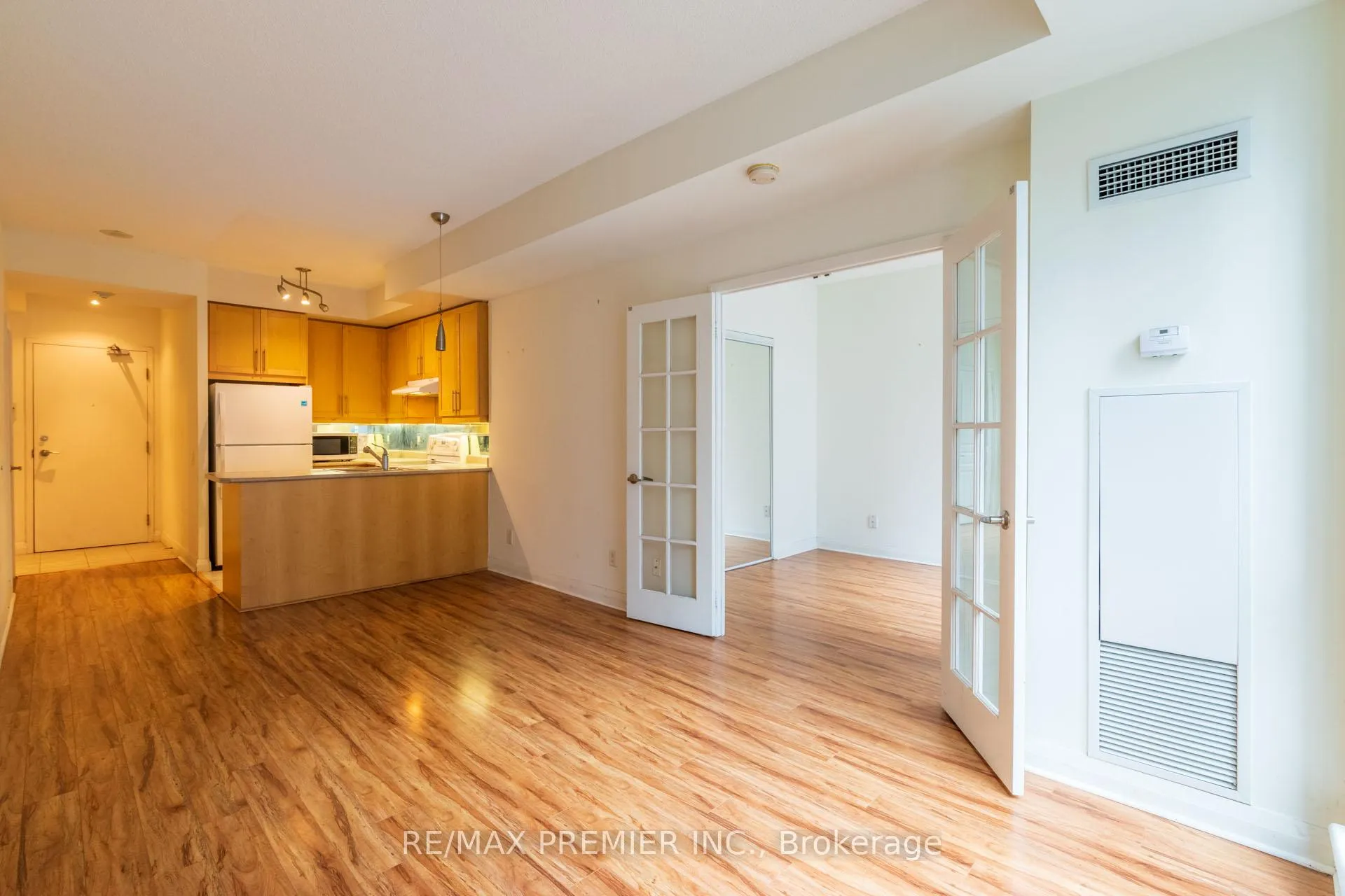 Photo 6 of Unit 402, 1121 Bay Street, Toronto, Bay Street Corridor — HOMEH