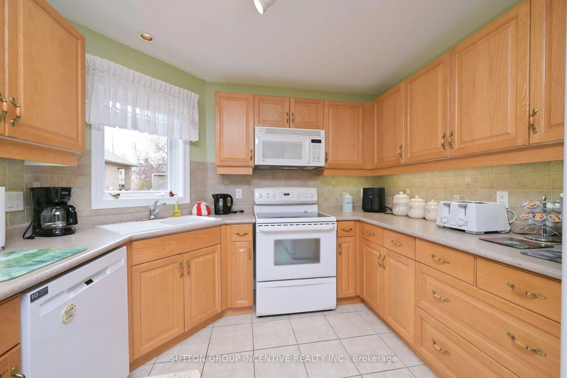 Photo 11 of 23 Briar Gate Way, New Tecumseth, Rural New Tecumseth — HOMEH