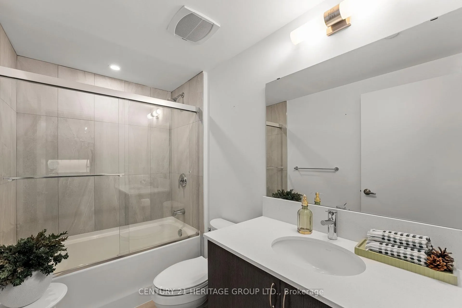 Photo 15 of Unit 519, 58 Lakeside Terrace, Barrie, Little Lake — HOMEH