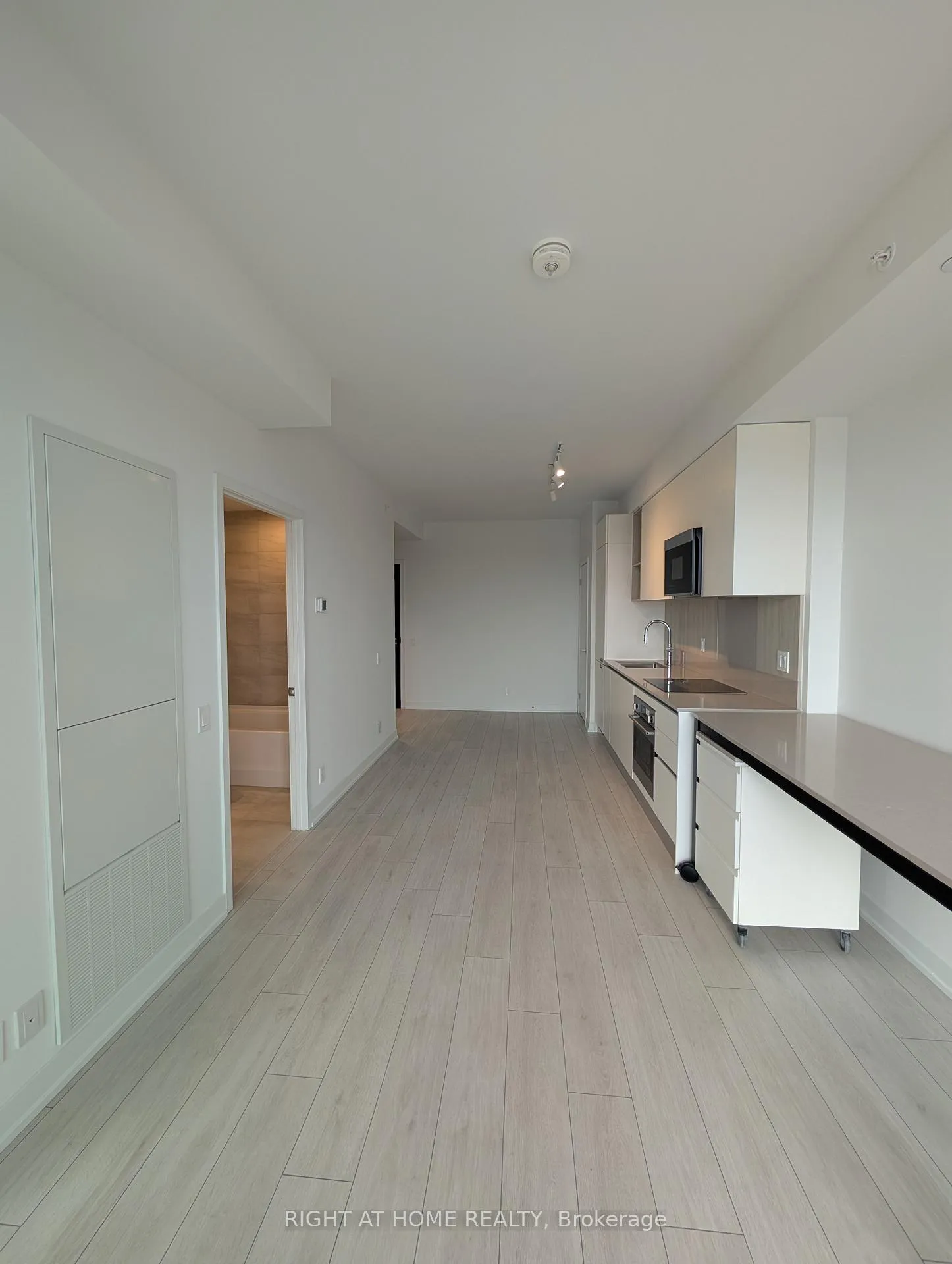 Photo 8 of Unit 1503, 39 Mary Street, Barrie, City Centre — HOMEH
