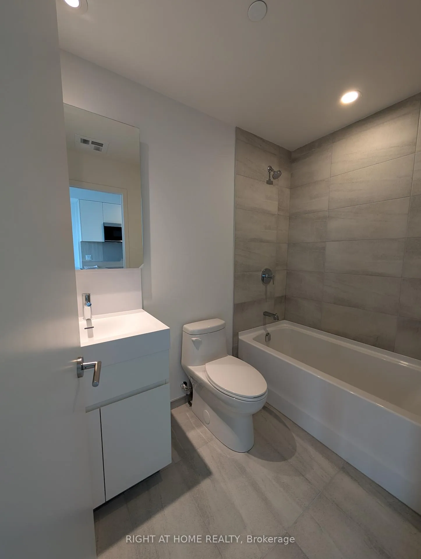 Photo 11 of Unit 1503, 39 Mary Street, Barrie, City Centre — HOMEH