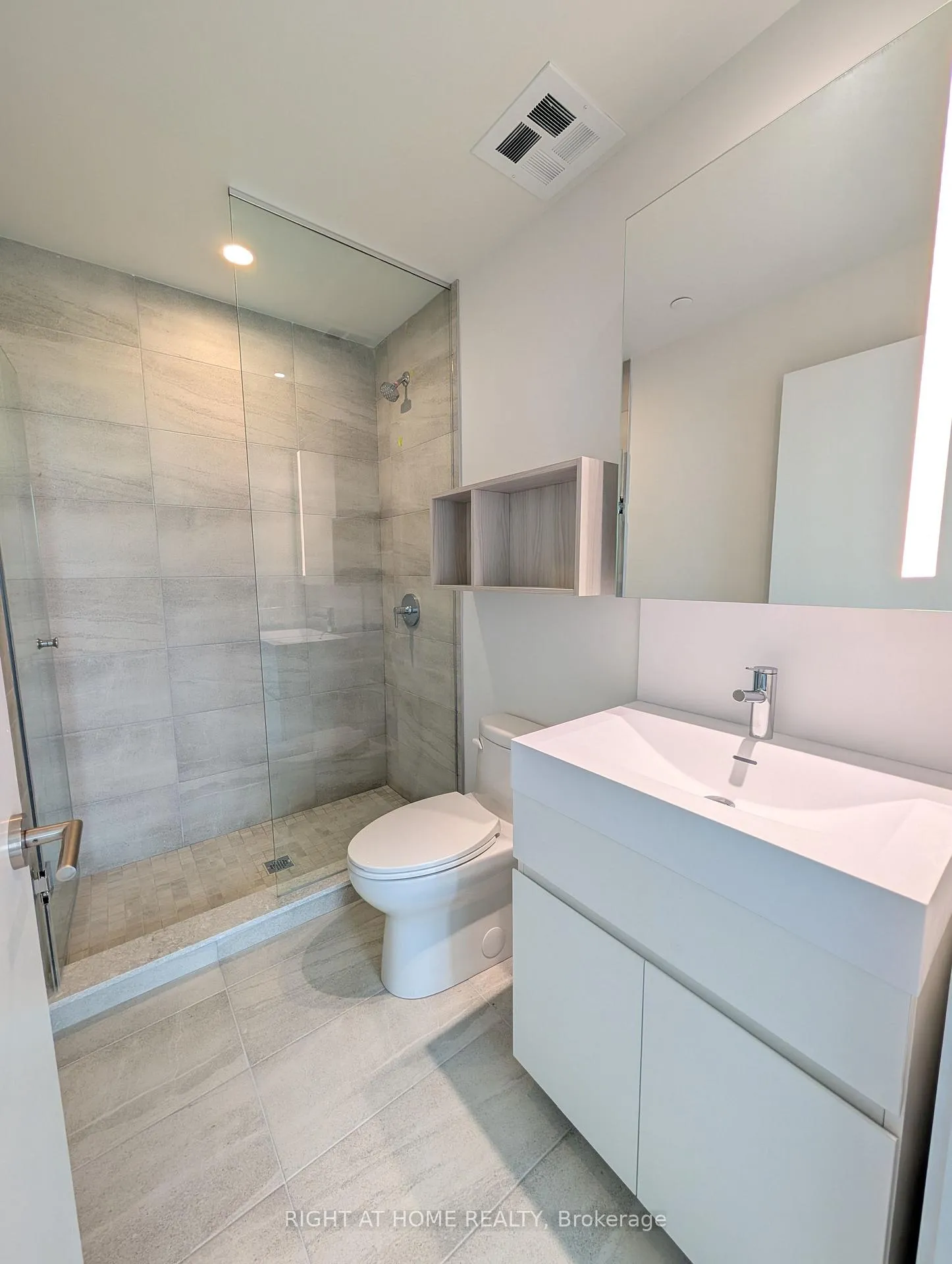 Photo 15 of Unit 1503, 39 Mary Street, Barrie, City Centre — HOMEH