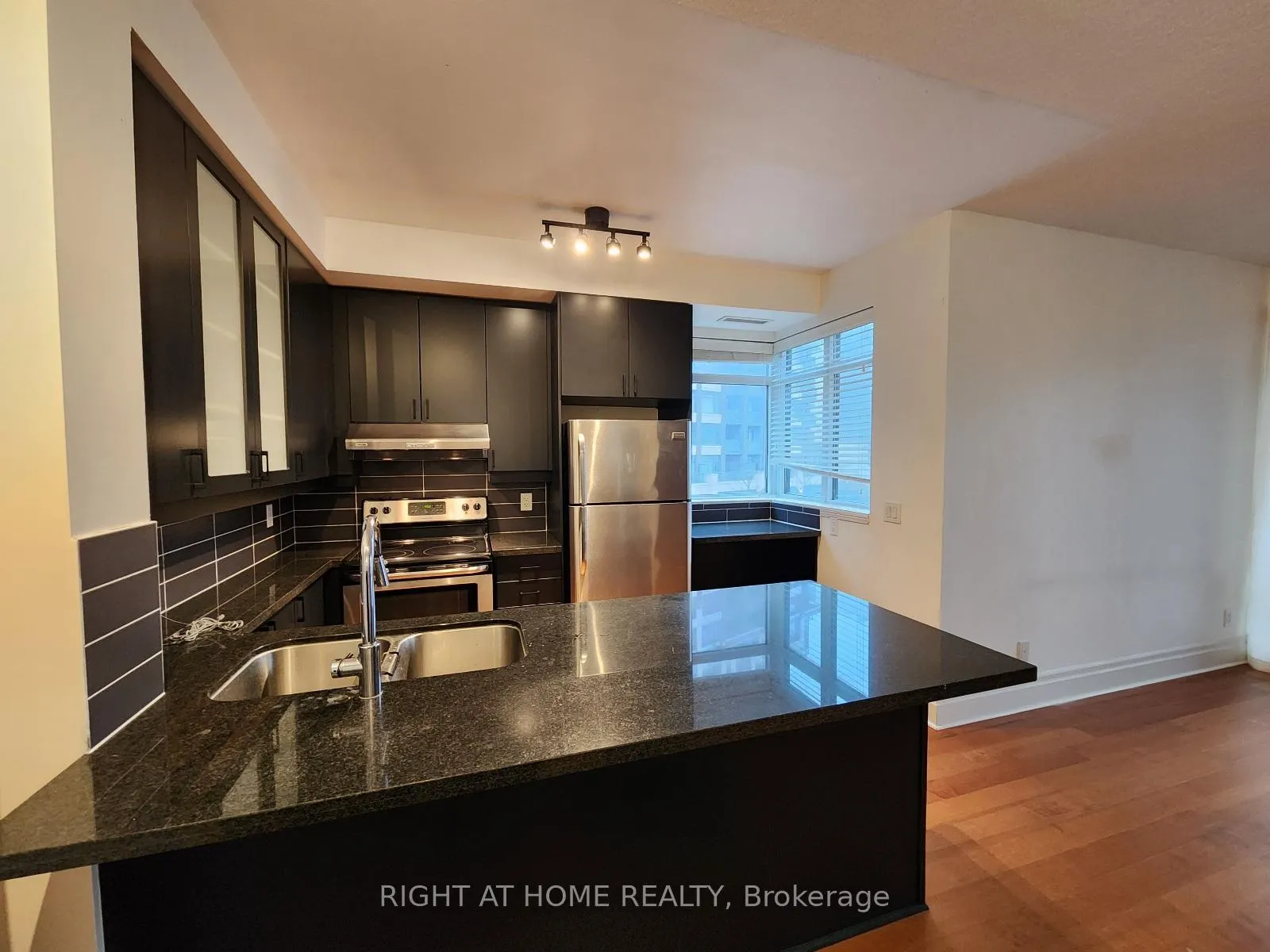 Photo 6 of Unit 316, 111 Upper Duke Crescent, Markham, Unionville — HOMEH