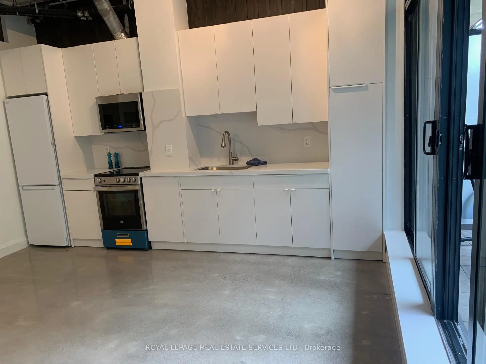 Photo 5 of Unit 201, 369 Sorauren Avenue, Toronto, Roncesvalles — HOMEH