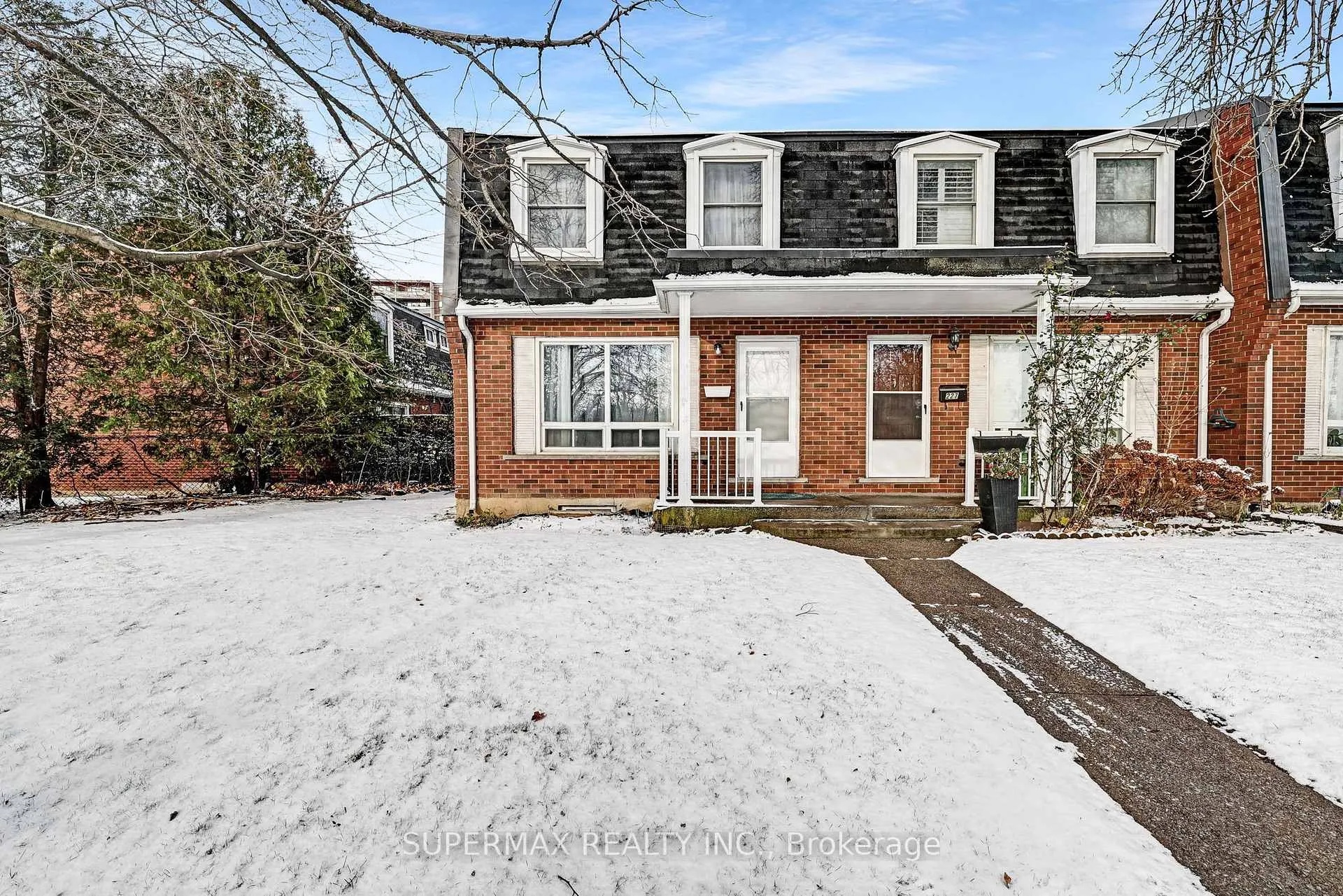 Photo 3 of 225 Lake Avenue, Hamilton, Riverdale — HOMEH