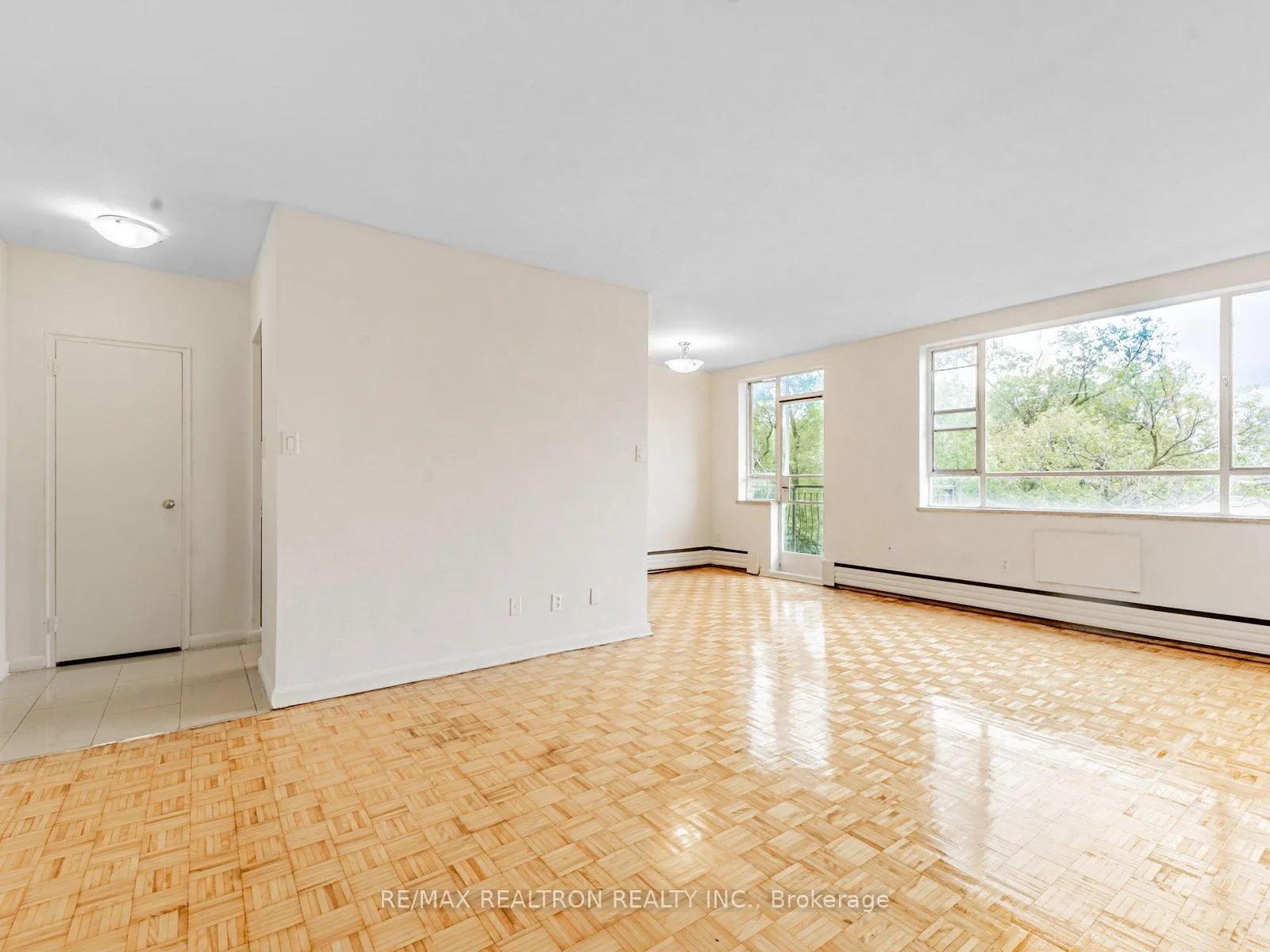 Photo 2 of Unit 212, 2895 Bathurst Street, Toronto, Bedford Park-Nortown — HOMEH