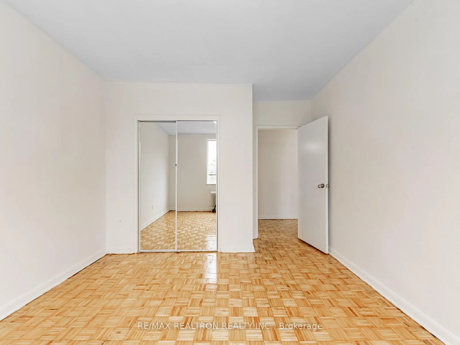 Photo 4 of Unit 212, 2895 Bathurst Street, Toronto, Bedford Park-Nortown — HOMEH