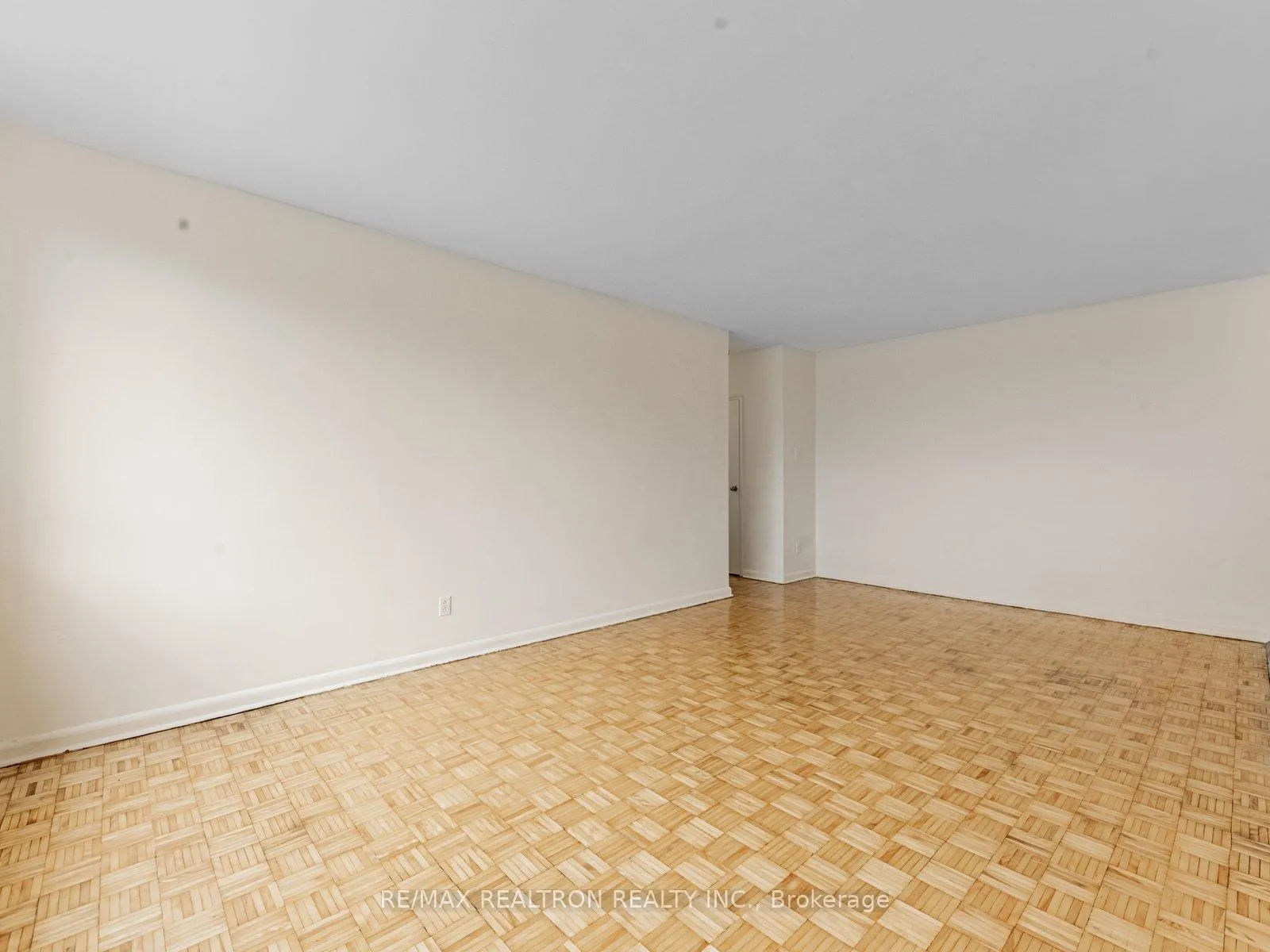 Photo 5 of Unit 212, 2895 Bathurst Street, Toronto, Bedford Park-Nortown — HOMEH