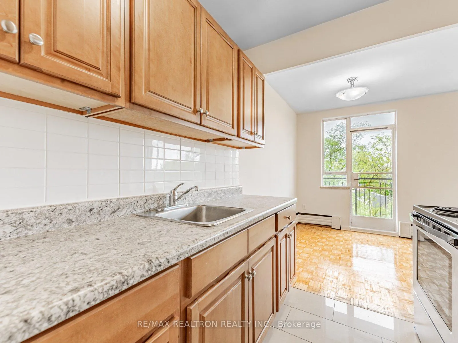 Photo 11 of Unit 212, 2895 Bathurst Street, Toronto, Bedford Park-Nortown — HOMEH