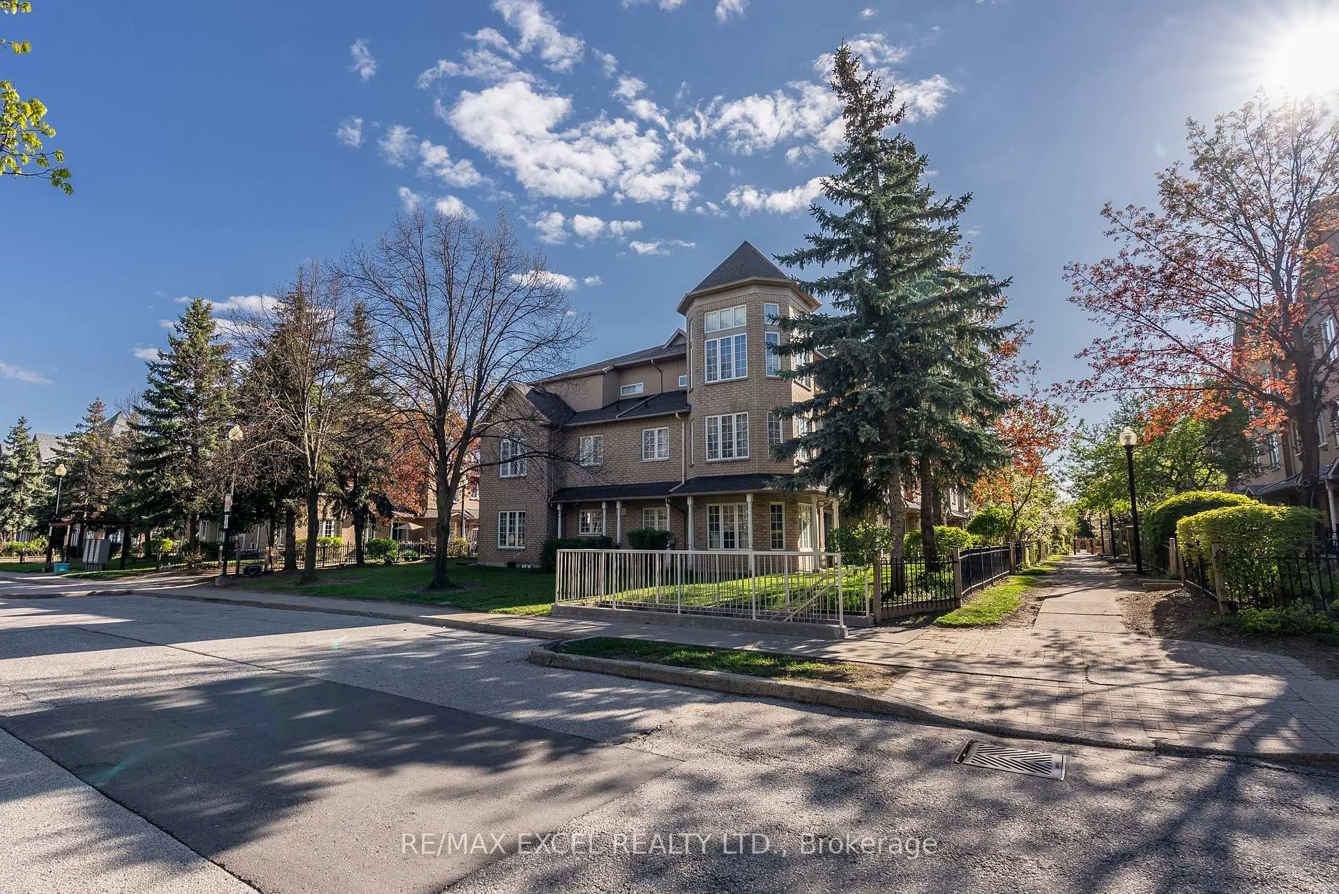 Photo 1 of Unit 16, 23 St Moritz Way, Markham, Unionville — HOMEH